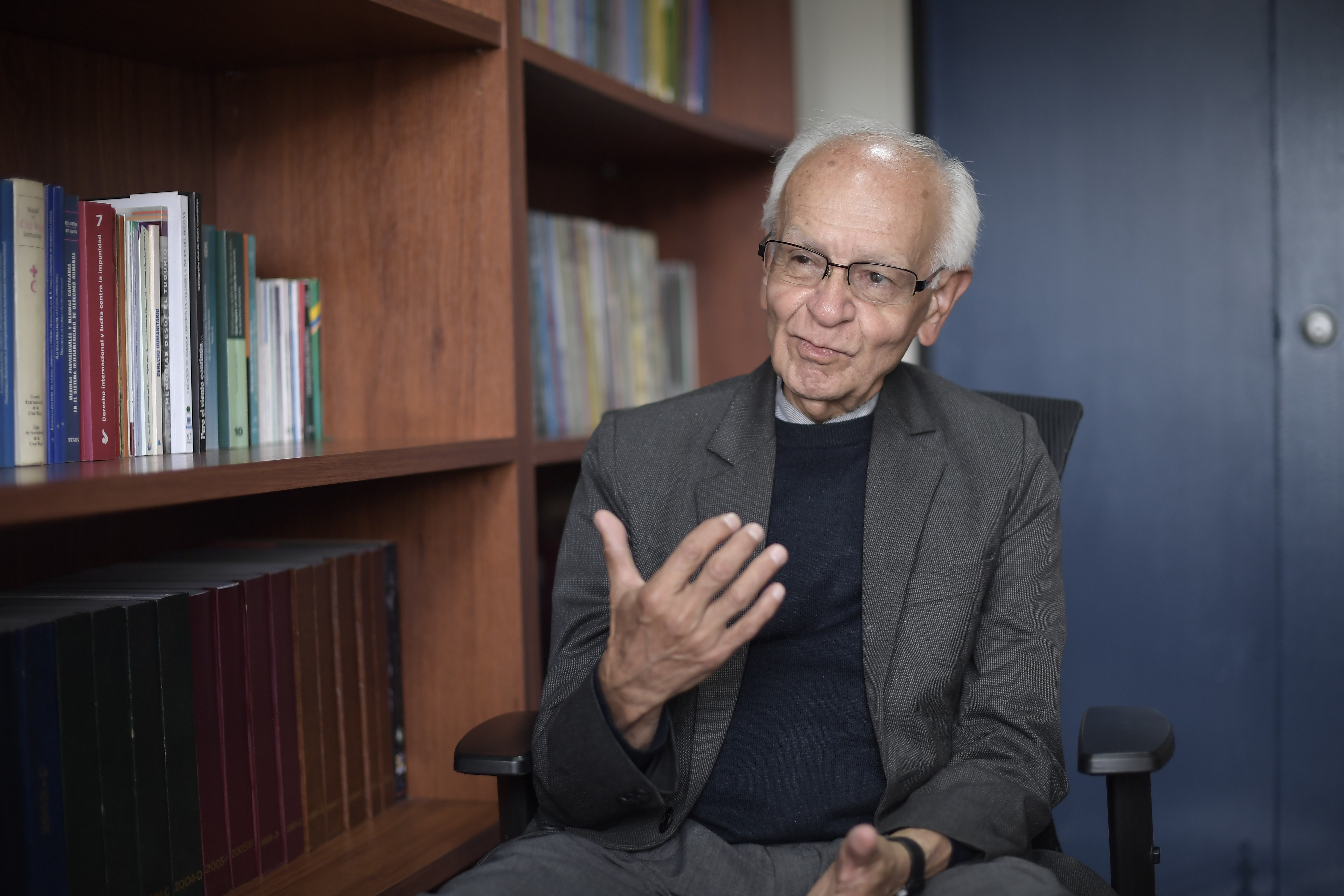 Sacerdote jesuita, defensor de DD. HH. e investigador del Centro de Investigación y Educación Popular (CINEP).