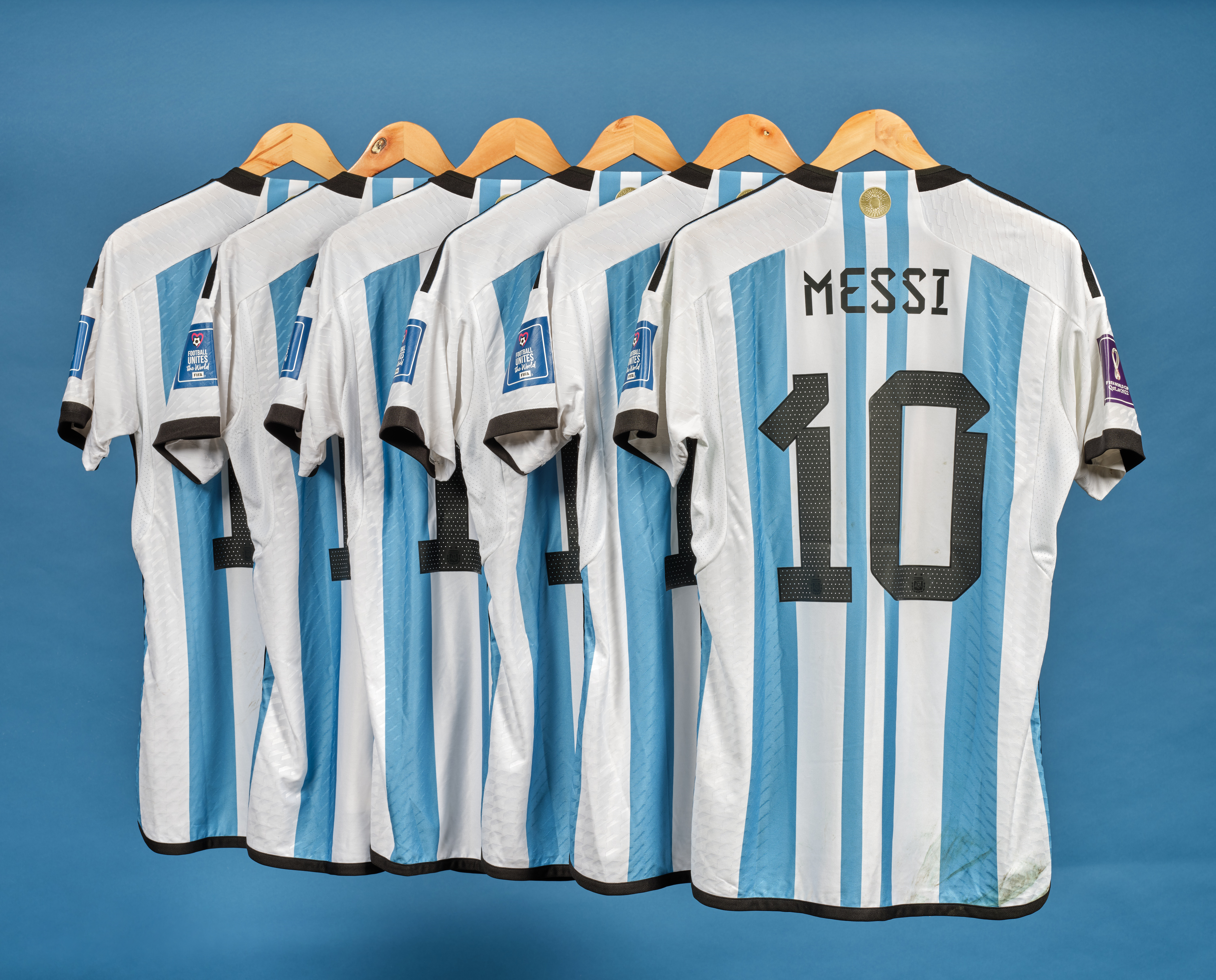 USA1323. NUEVA YORK (NY, EEUU), 14/12/2023.- Fotografía cedida por Sotheby's donde se muestran las seis camisetas que Lionel Messi vistió en el último mundial de Qatar 2022 y con las que ganó su primera Copa del Mundo. Seis camisetas llevadas por el futbolista argentino Lionel Messi en el Mundial de Qatar 2022 fueron vendidas este jueves en la casa de subastas neoyorquina Sotheby's por siete millones ochocientos tres mil dólares. EFE/Sotheby's /SOLO USO EDITORIAL /NO VENTAS /SOLO DISPONIBLE PARA ILUSTRAR LA NOTICIA QUE ACOMPAÑA /CRÉDITO OBLIGATORIO