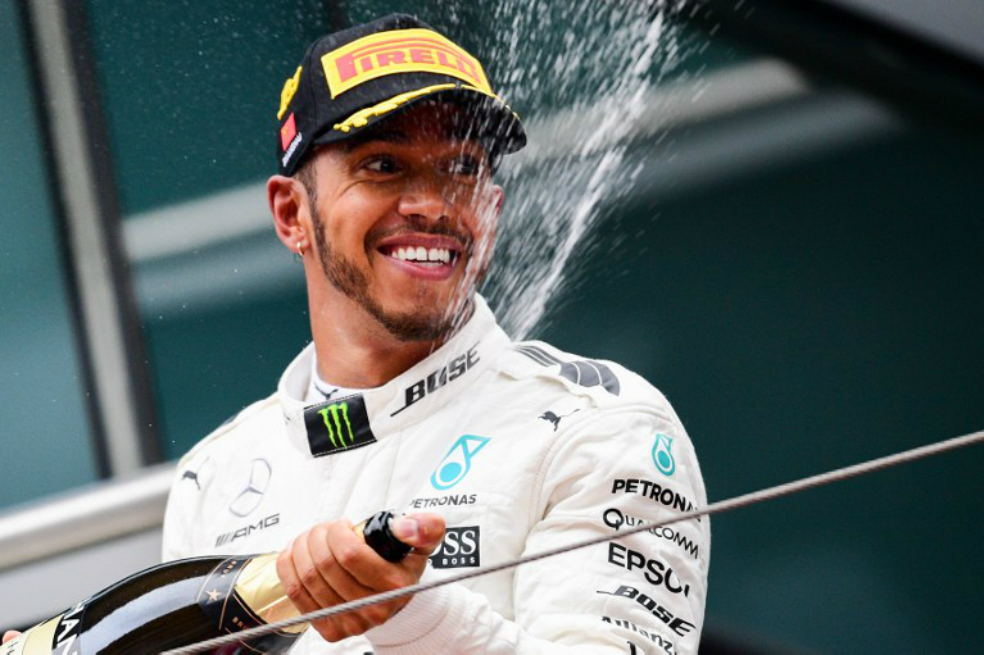 Hamilton triunfó en Gran Premio de China y alcanzó a Vettel en la clasificación