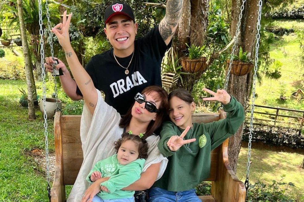 Felipe Saruma no olvidó a las hijas de Andrea Valdiri y les dio regalos de Navidad
