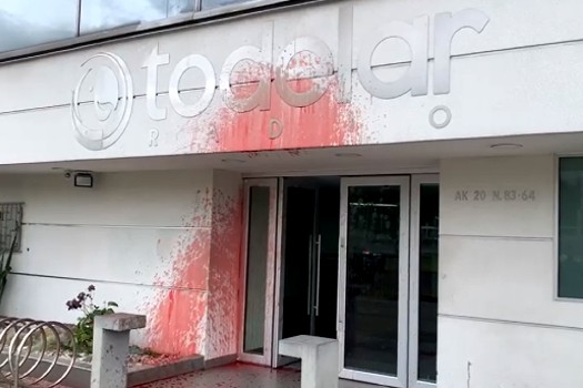 Nuevo acto vandálico en emisoras Todelar en Bogotá: salpicaron pintura roja