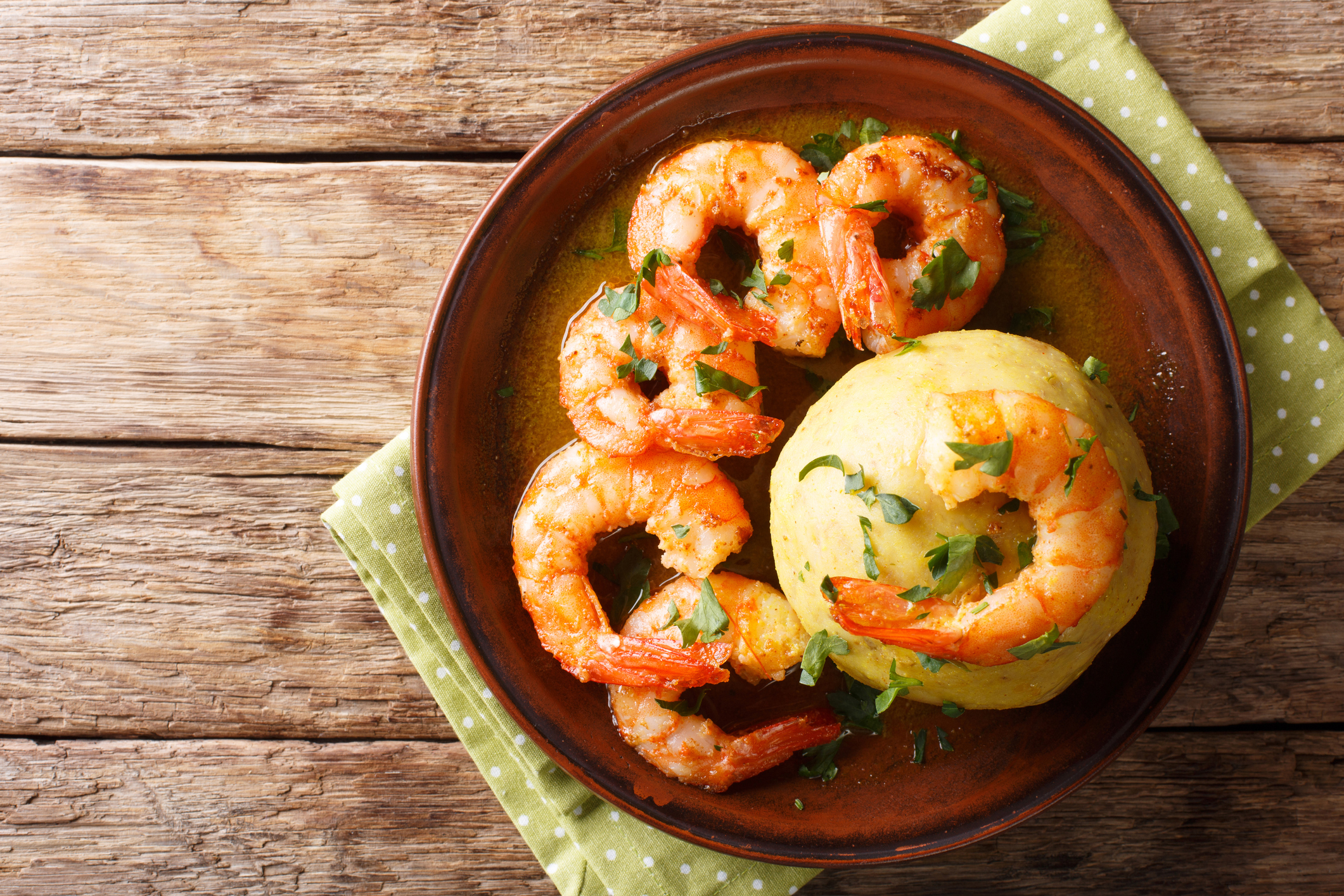 Langostinos sobre puré de plátano maduro, una delicia para probar