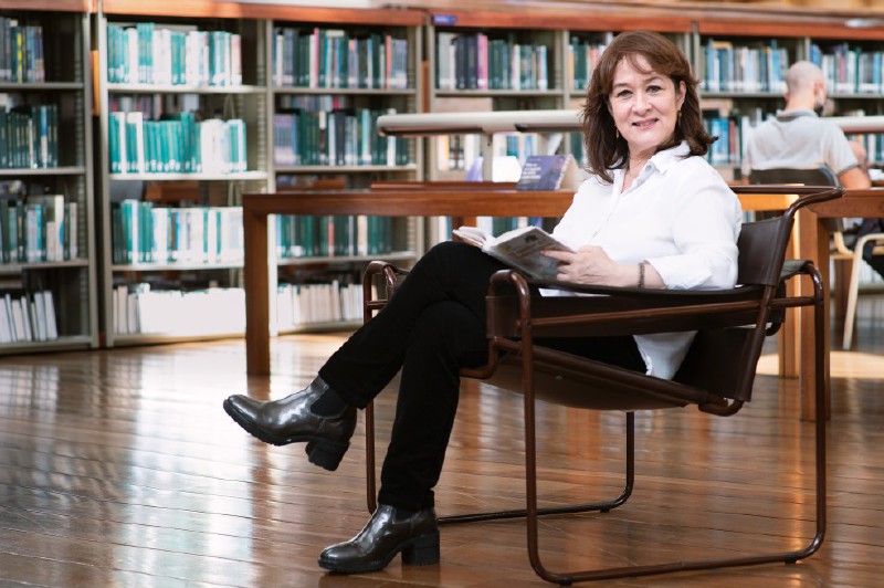 Según Consuelo Gaitán, las bibliotecas no son solo un conjunto de paredes que funcionan como depósitos de información, son lugares multidisciplinarios y universos de infinitas posibilidades. / Archivo Particular
