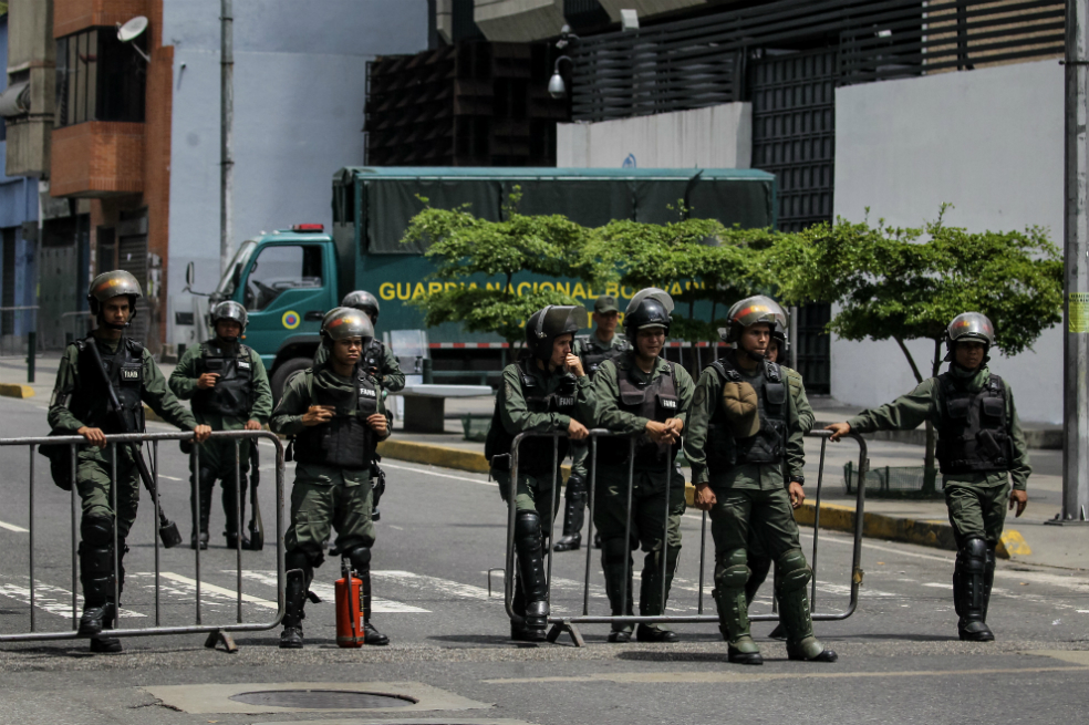 ¿Quién está detrás del alzamiento que tiene en alerta a Venezuela?