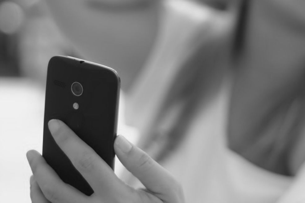 Mueren tres estudiantes en India cuando se hacían selfi en una vía de tren