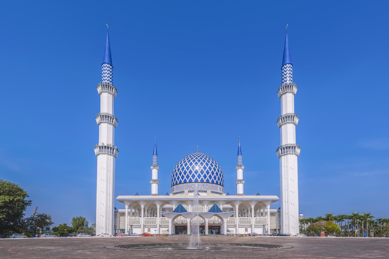 Mezquita de Salahuddin Abdul Aziz (Malasia): En el estado de Selangor, de nuevo en Malasia, se alza la Mezquita del Sultán Salahuddin Abdul Aziz, considerada como una de las mezquitas más importantes no solo del Sudeste Asiático, sino de todo el mundo. Fue construida en 1988 y, además de ser la más grande de todo el país, esta mezquita presume de sus impresionantes formas poliédricas, así como de sus colores blancos y azules que la dan una atmósfera única.