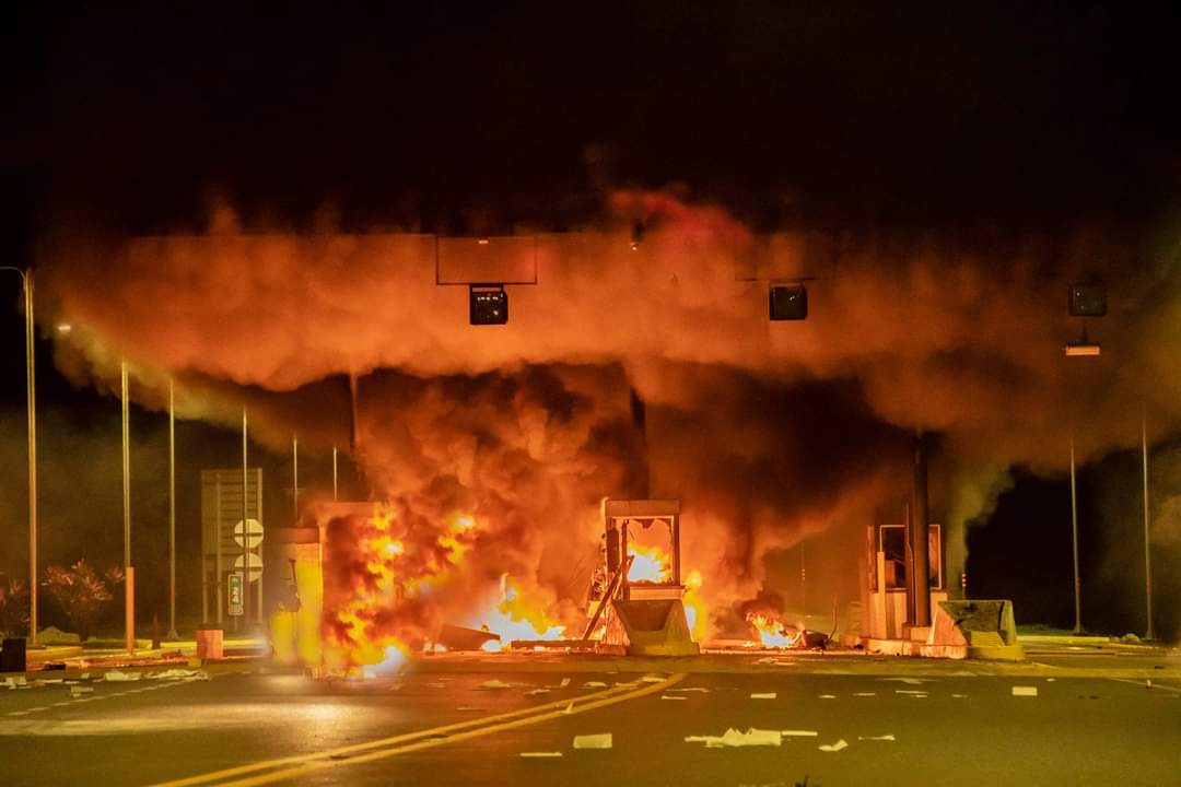 Fotografía de los daños en uno de los peajes de la concesión Pacífico Tres durante el Paro nacional.