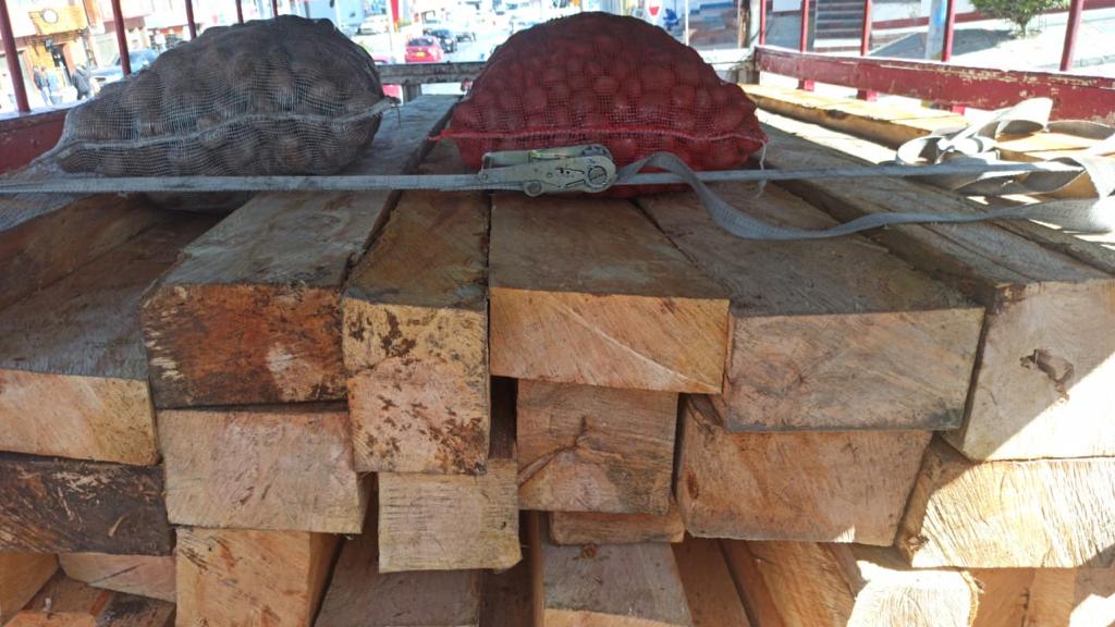 Incautan cargamento ilegal de madera en la vía Bogotá- La Calera