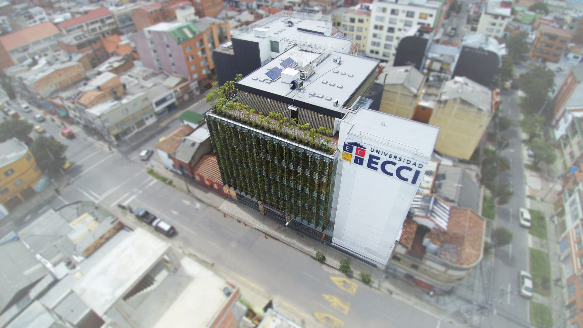 Esta sede cuenta con un sistema de recolección de agua lluvia, que junto a un modelo de ahorro en los laboratorios de la institución, buscan, por medio del ejemplo, transformar la concepción y la relación de estudiantes y trabajadores con el agua.