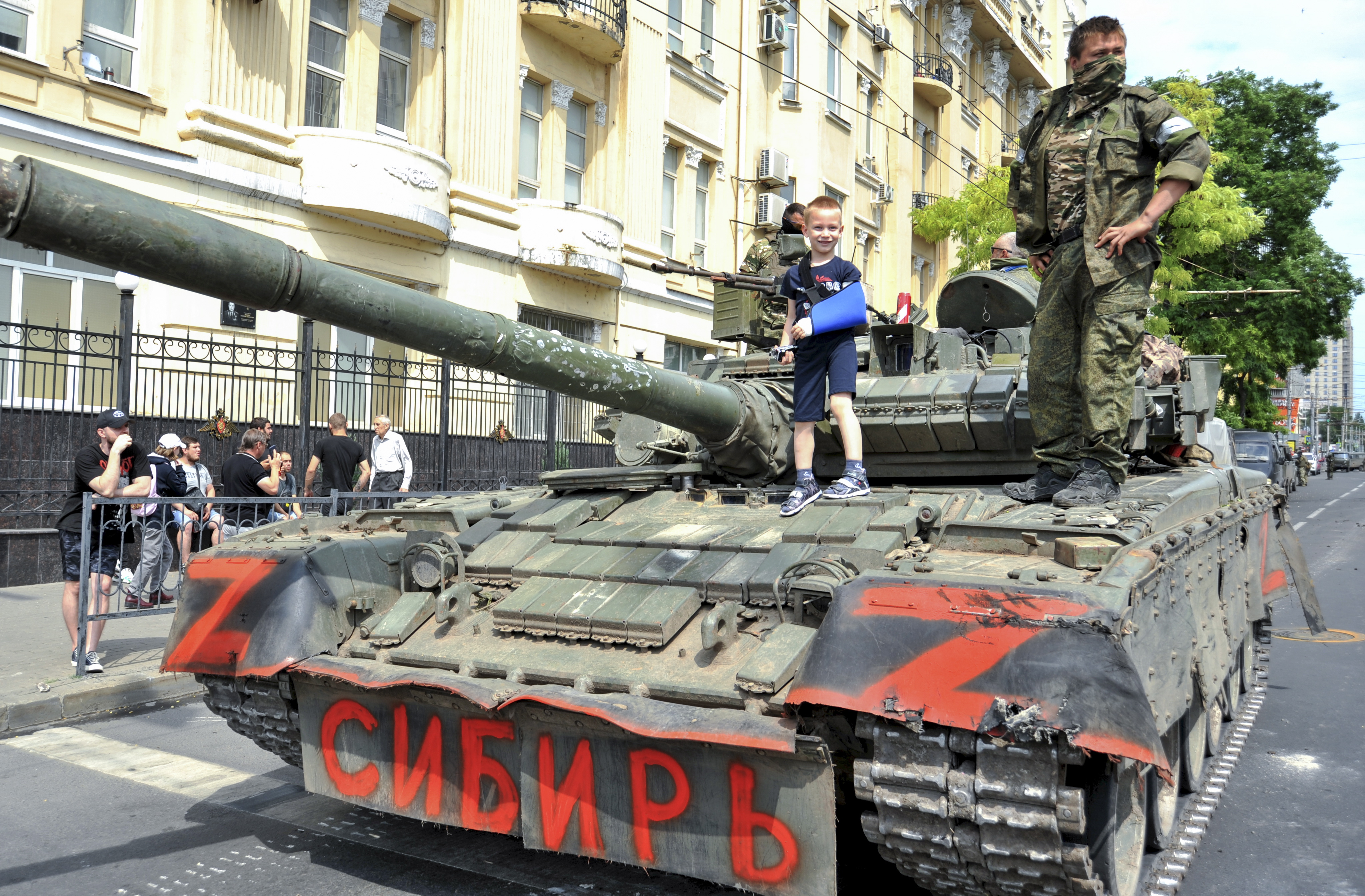 Rostov-on-don (Russian Federation), 23/06/2023.- A child poses for a photo on a tank reading 'Siberia' as servicemen from private military company (PMC) Wagner Group block a street in downtown Rostov-on-Don, southern Russia, 24 June 2023. Security and armoured vehicles were deployed after Wagner Group's chief Yevgeny Prigozhin said in a video that his troops had occupied the building of the headquarters of the Southern Military District, demanding a meeting with Russia'Äôs defense chiefs. (Rusia, Ucrania) EFE/EPA/ARKADY BUDNITSKY