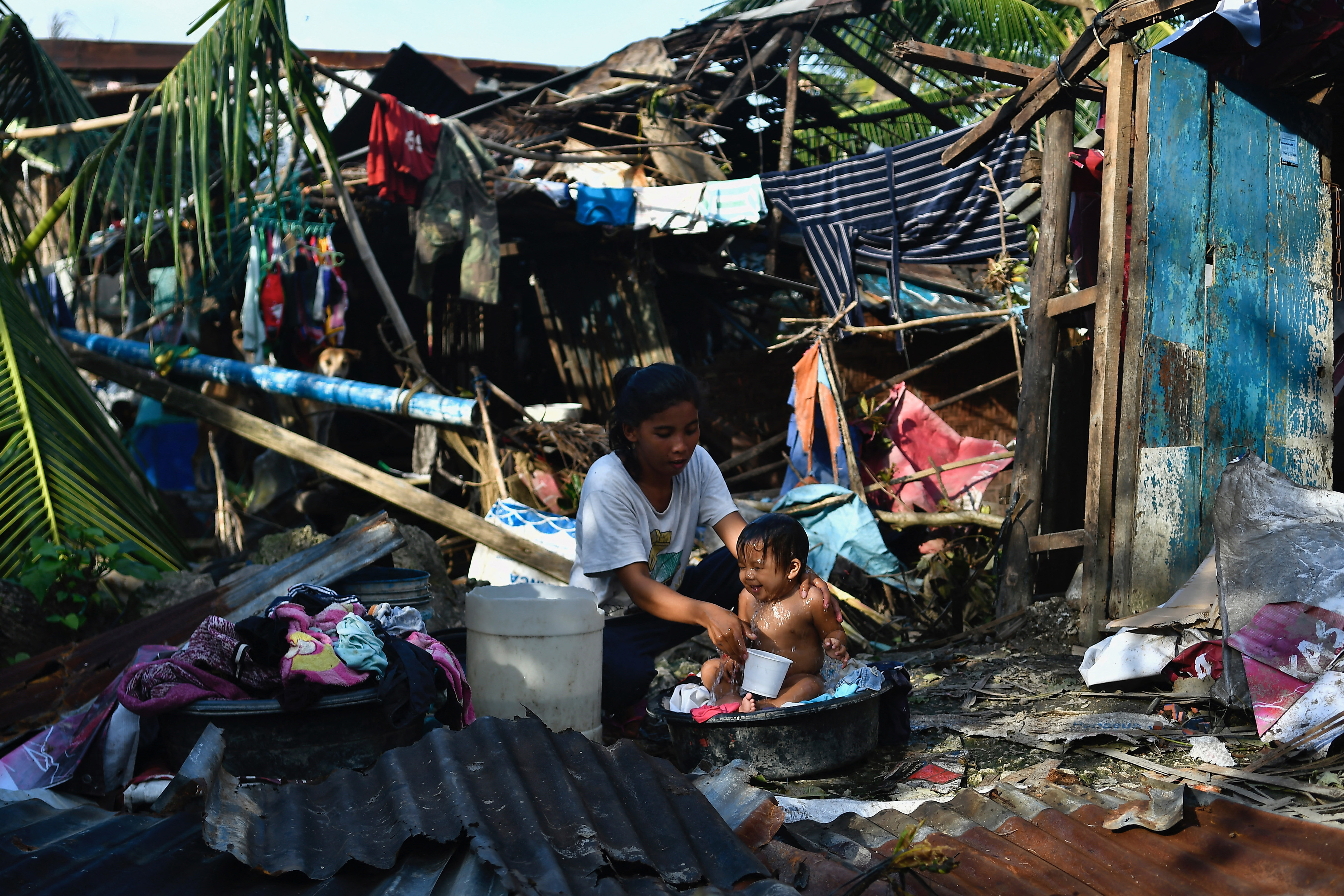 Las impresionantes imágenes del supertifón que dejó más de 30 muertos en Filipinas