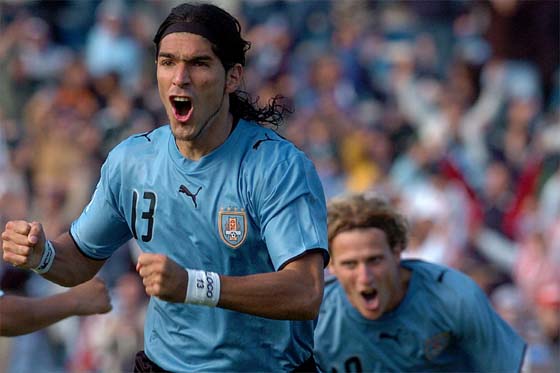 Sebastián Abreu con la camiseta de la selección de Uruguay en el Mundial de Sudáfrica 2010. Atrás, Diego Forlán. 
