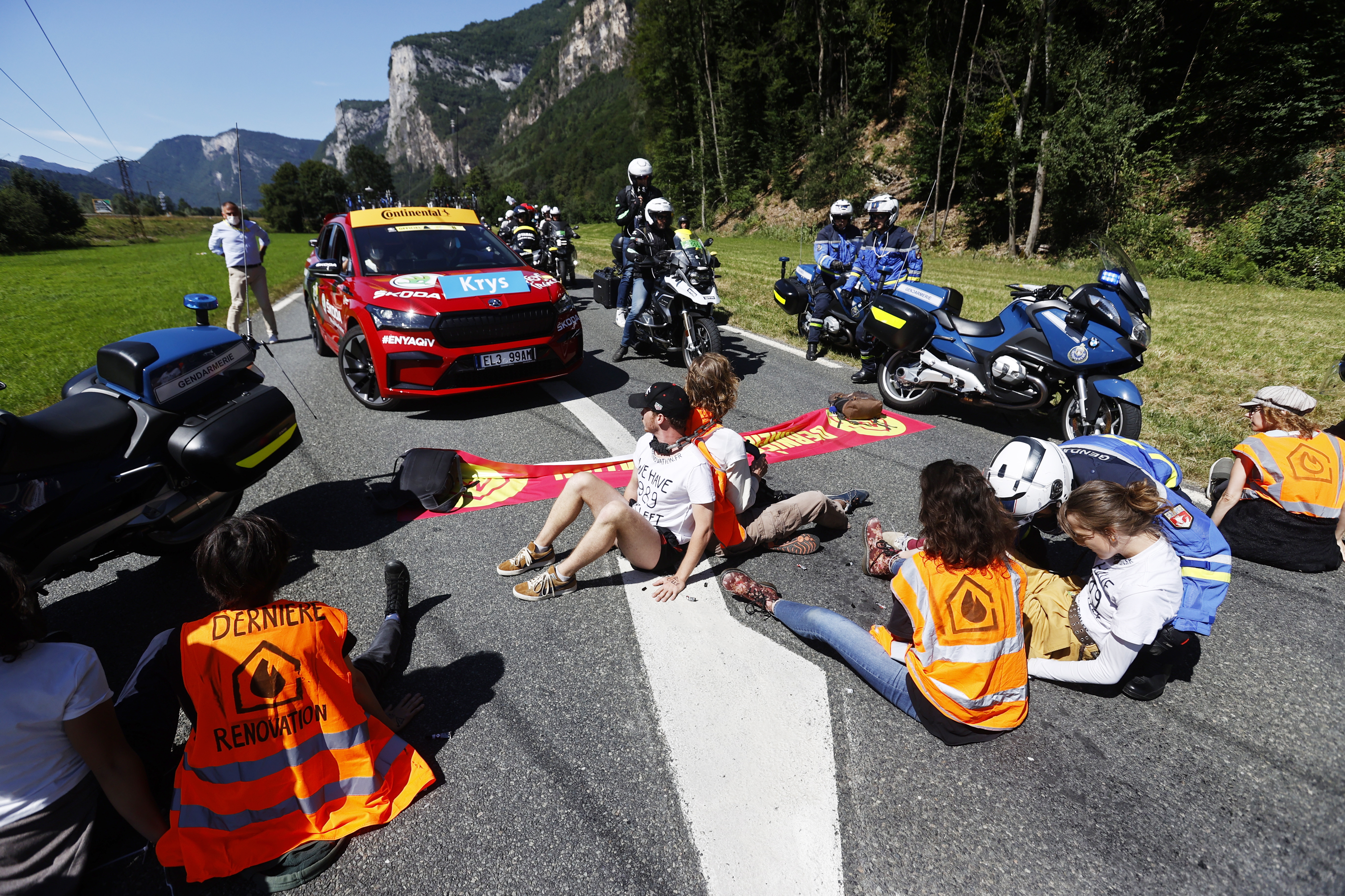 Megeve (France), 12/07/2022.- Protestors sit on the road during the 10th stage of the Tour de France 2022 over 148,5km from Morzine to Megeve, France, 12 July 2022. (Ciclismo, Protestas, Francia) EFE/EPA/GUILLAUME HORCAJUELO
