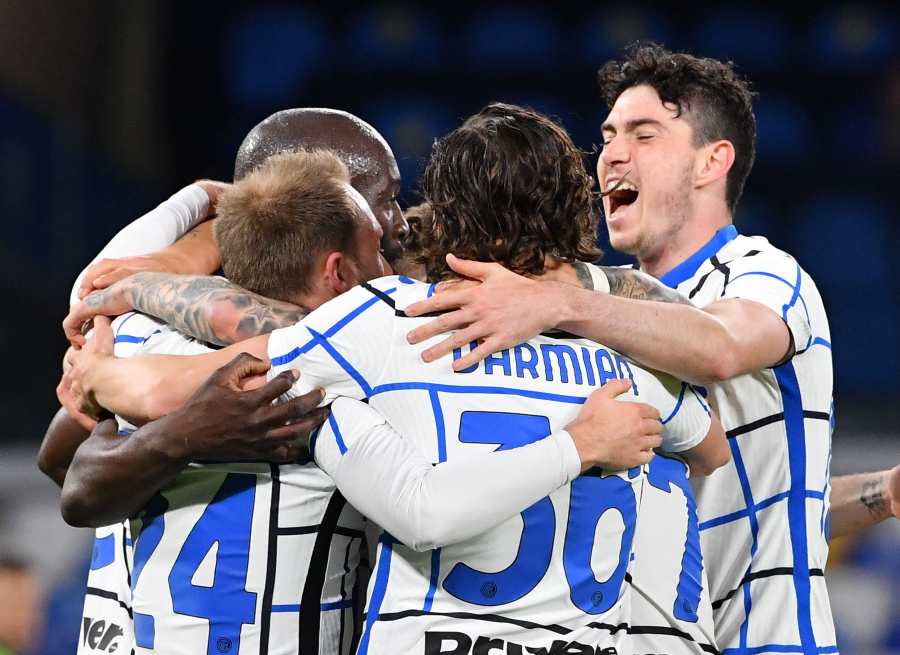 Inter sigue líder y se acerca al título en Italia