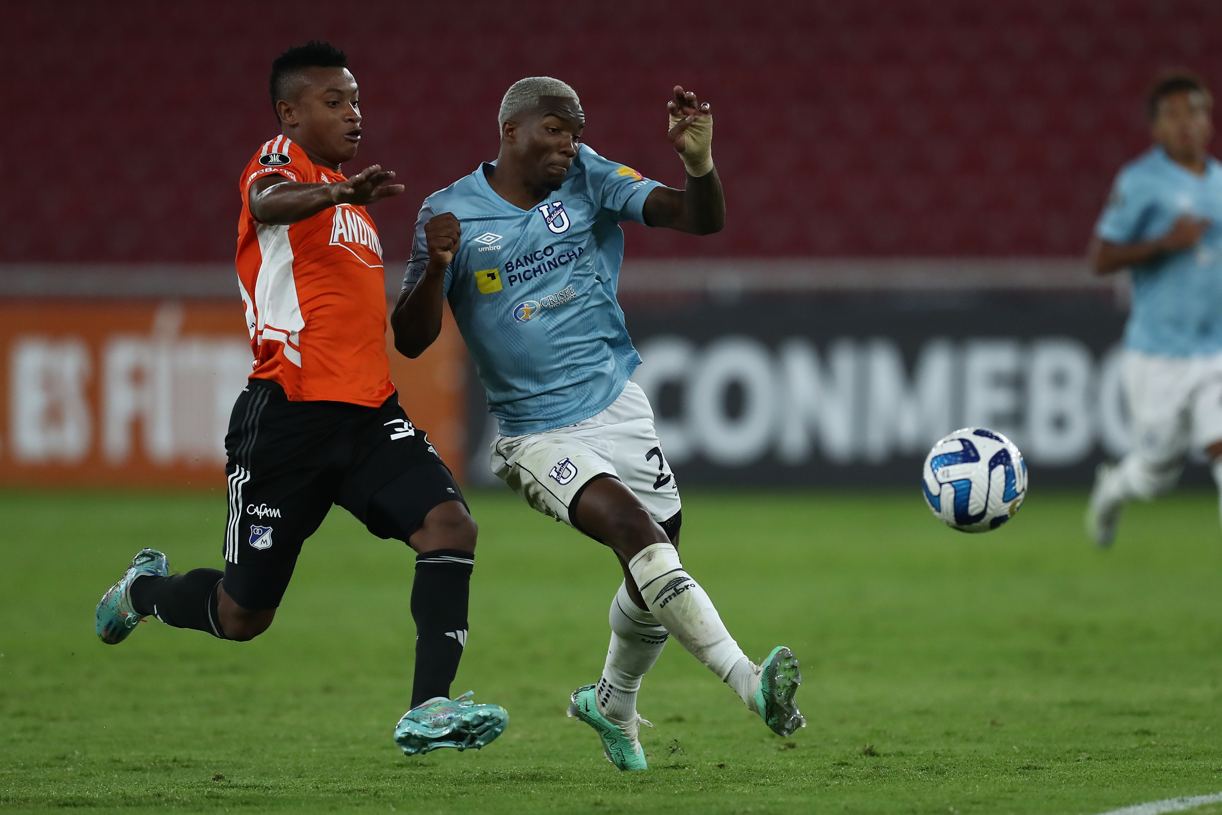 AMDEP1801. QUITO (ECUADOR), 23/02/2023.- Gregori Anangonó (d) de Católica disputa un balón con Óscar Cortés de Millonarios hoy, en un partido de la Copa Libertadores entre Universidad Católica y Millonarios en el estadio Rodrigo Paz Delgado en Quito (Ecuador). EFE/ José Jácome