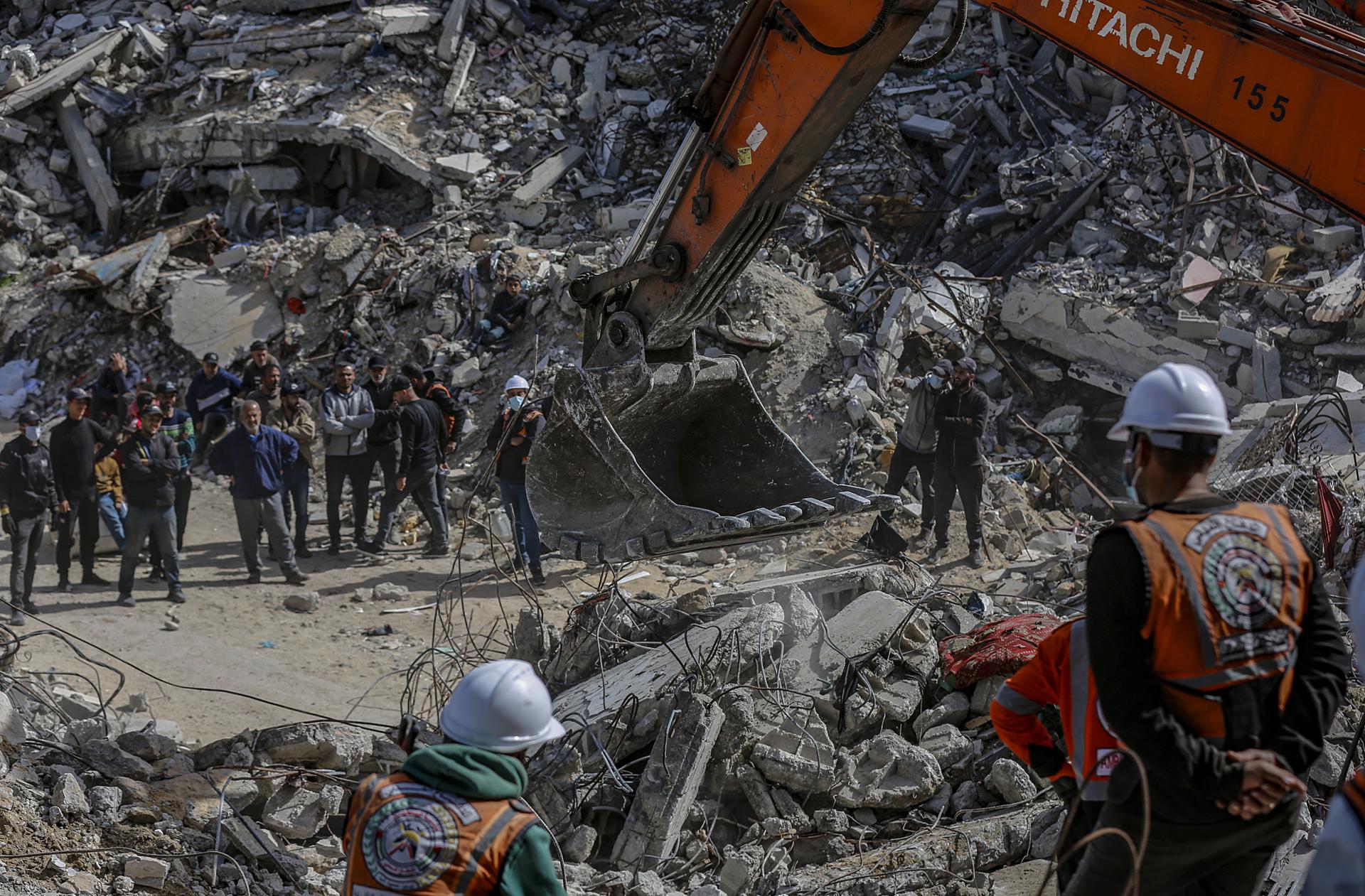 BEIT LAHIA (---), 15/02/2026.- Palestinian civil defense teams iworking to recover the remains of 67 members of the Abu Nasr family from beneath the rubble of their home after it was destroyed in an Israeli airstrike in Beit Lahia, north of Gaza City, 15 February 2026. EFE/EPA/MOHAMMED SABER