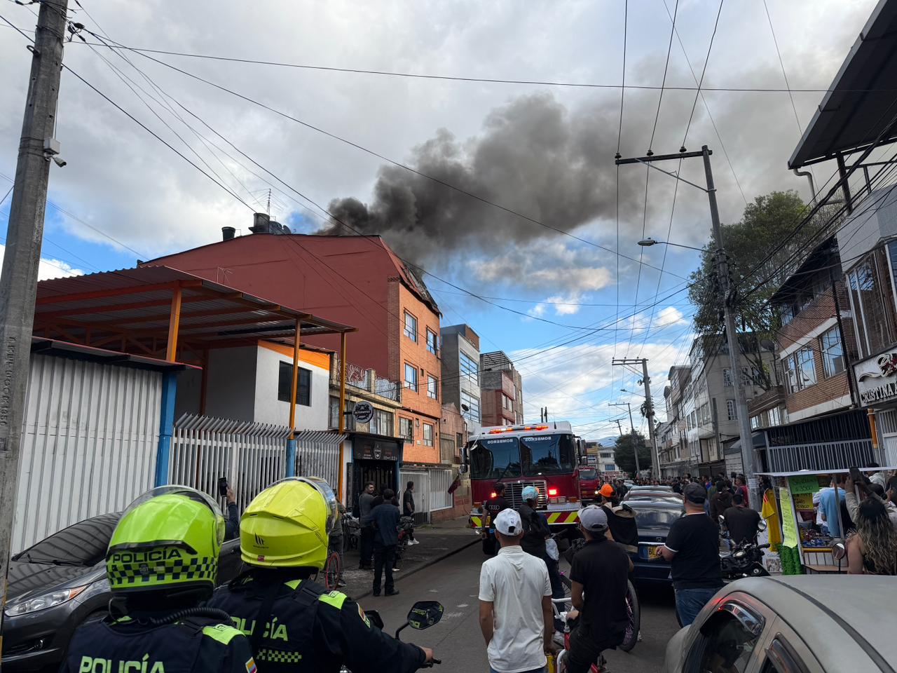 Bomberos atendieron grave incendio en un cuarto piso de una vivienda en la Estanzuela