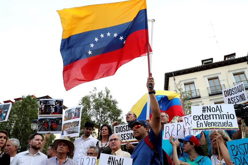 Dos policías venezolanos detenidos por herir a joven en los ojos durante protestas
