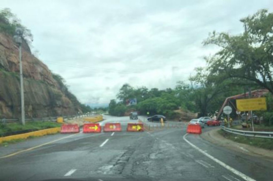 Cierran variante Melgar-Bogotá por caída de rocas