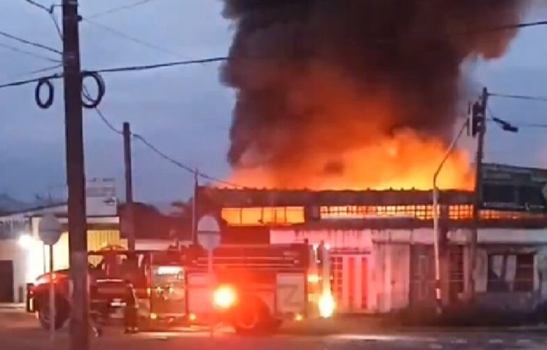 Incendio en bodega de llantas generó grave emergencia en Villavicencio