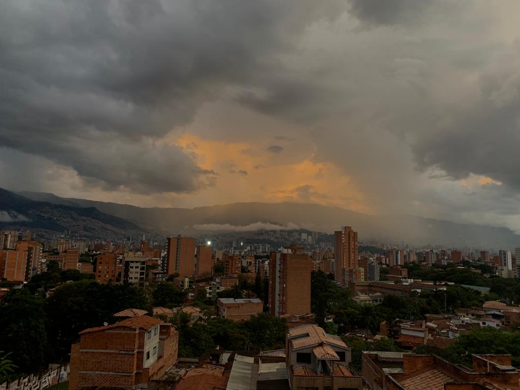 La incógnita detrás de las personas desnudas en un edificio de Medellín