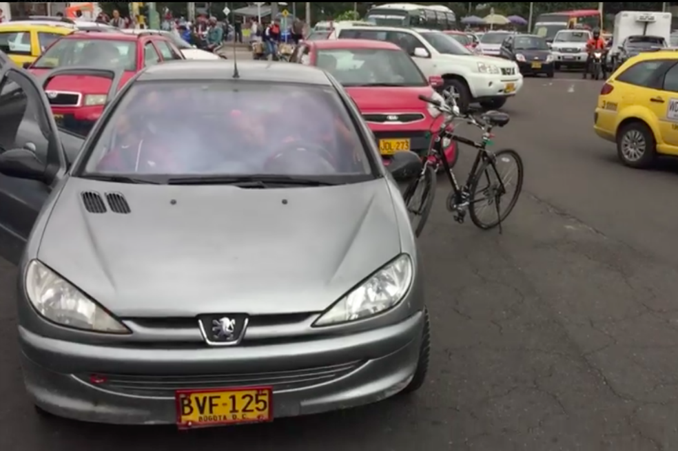 Identifican a hombre señalado de golpear a ciclista en Bogotá