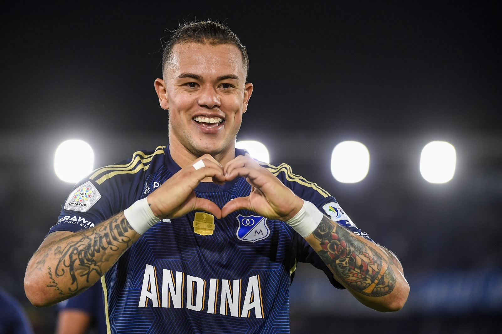 El jugador de Millonarios Leonardo Castro celebra tras anotar sel segundo gol del cuadro embajador en la final de la SuperLiga.