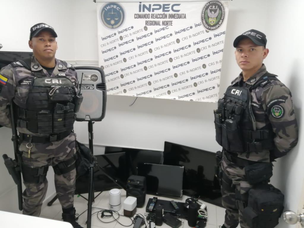 Algunos de los elementos hallados en la celda de Alfonso López.Cortesía Inpec