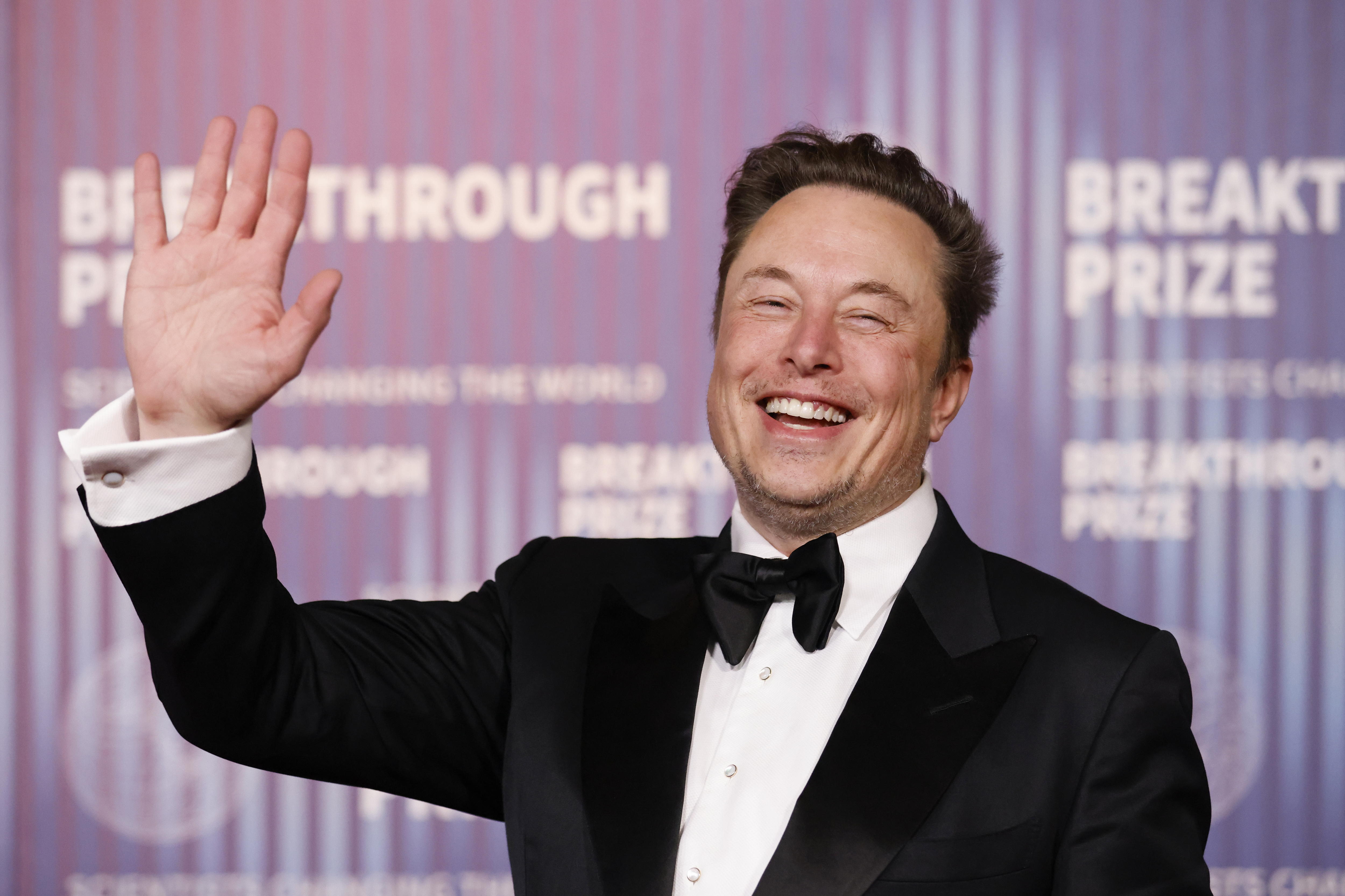 EA7153. LOS ANGELES (ESTADOS UNIDOS), 13/06/2024.- Fotografía de archivo fechada el 14 de abril de 2024 del CEO de Tesla Elon Musk en la Ceremonia del Premio Breakthrough en el Academy Museum of Motion Pictures de Los Ángeles, California (EE.UU.). Elon Musk, el empresario de Tesla, SpaceX o la red social X, ha pasado de ser un gurú tecnológico a una controvertida figura capaz de movilizar una legión de seguidores y a la vez generar un apasionado rechazo de otros tantos por su ideas poco convencionales, su inmensa riqueza y su capacidad para desafiar todos los pronósticos. Es esa mentalidad lo que le ha llevado a convertir su polémico acuerdo con Tesla para recibir unos 50.000 millones de dólares en compensación en un referéndum sobre su persona en el que los accionistas de la compañía están forzados a participar. EFE/ Caroline Brehman NO SALES EPA ZONE