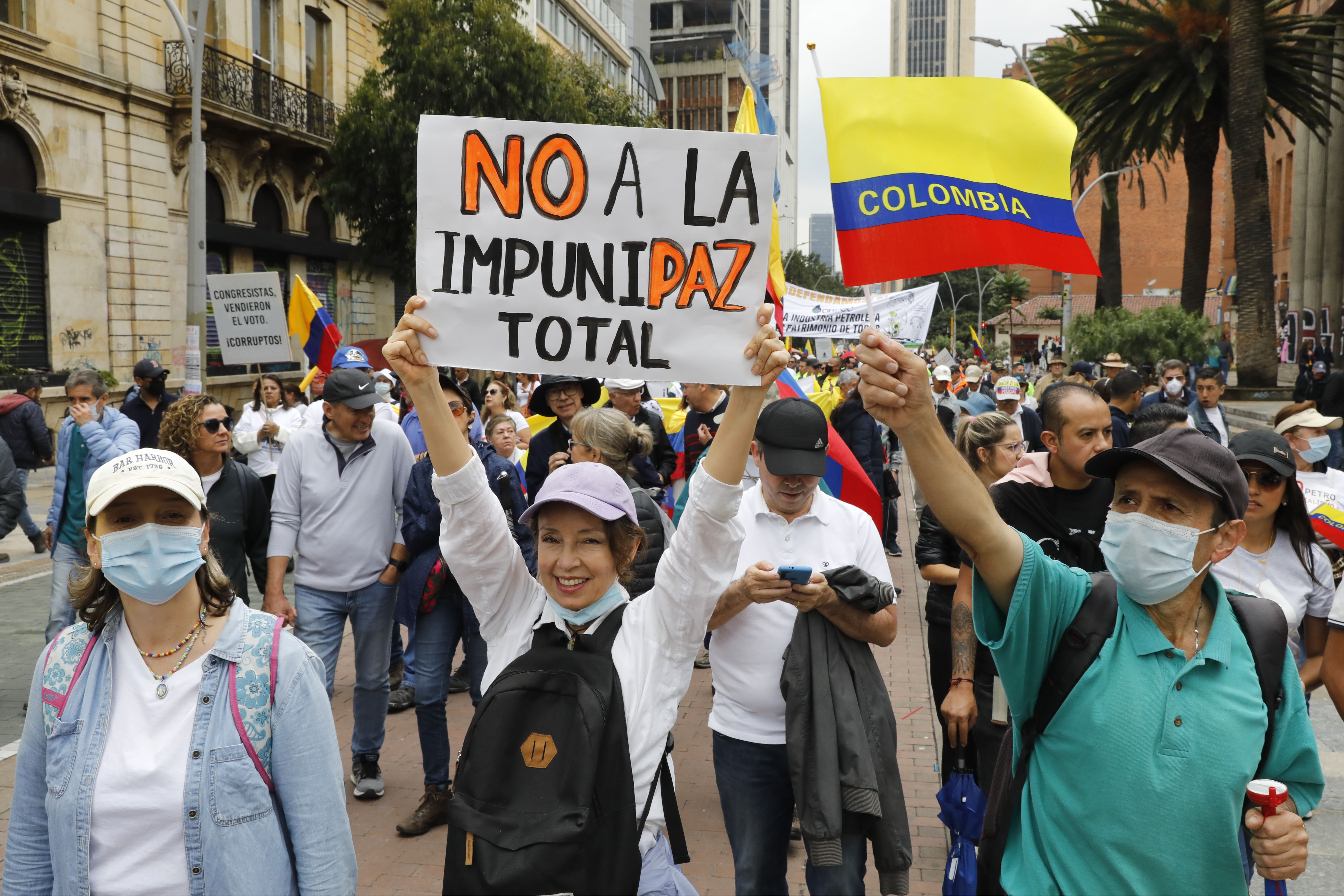 BOG400. BOGOTÁ (COLOMBIA), 29/10/2022.- Personas participan hoy de una jornada de protesta contra el Gobierno de Gustavo Petro, en Bogotá (Colombia). Partidos de la oposición y otros sectores de la sociedad convocaron para este sábado una nueva jornada de manifestación llamada Gran Marcha Nacional, para rechazar las reformas que adelanta el nuevo Gobierno. EFE/Carlos Ortega