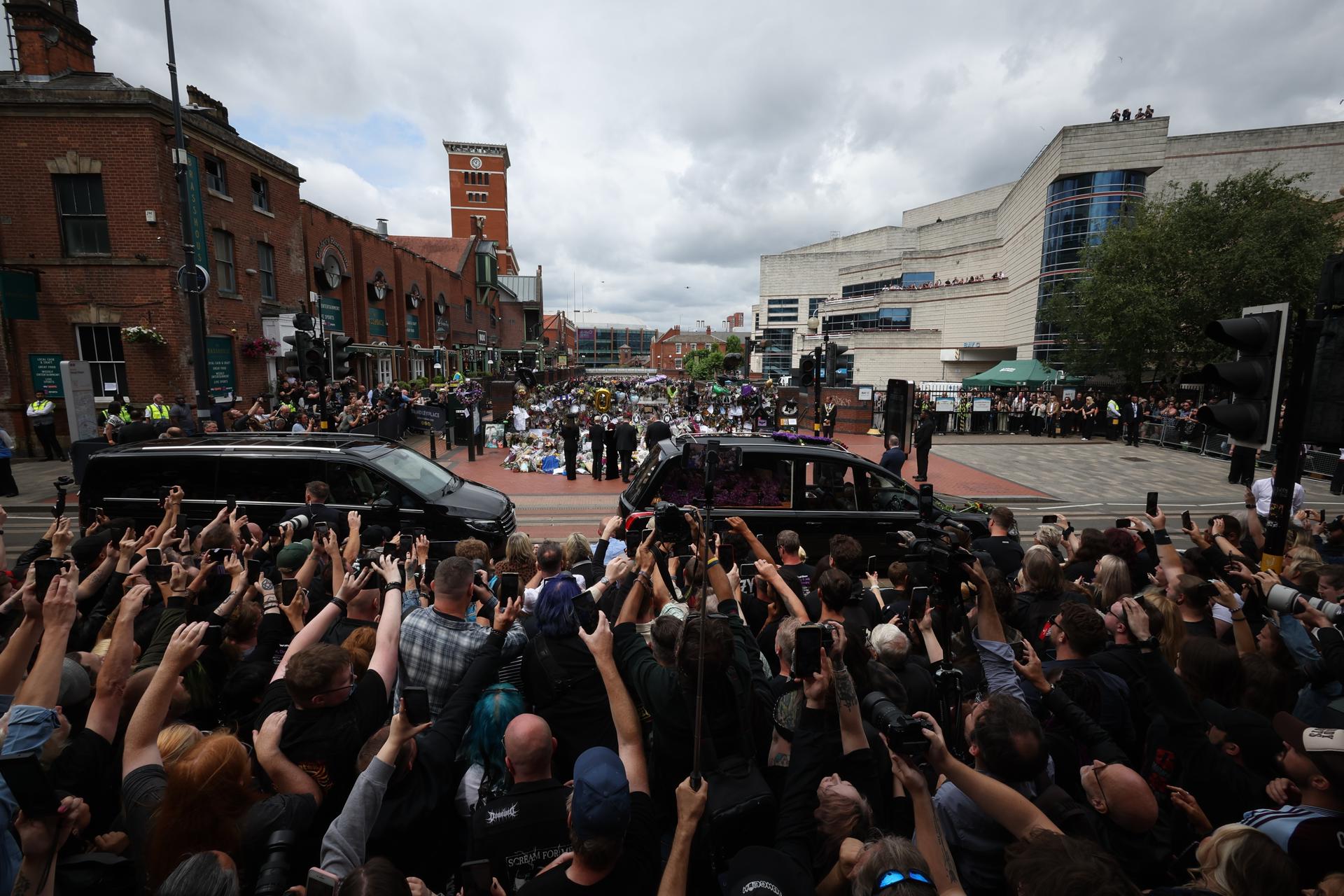BIRMINGHAM (United Kingdom), 30/07/2025.- Sharon Osbourne and family (C) look at the tributes at the Black Sabbath Bench and Bridge Fans as the funeral cortege of musician Ozzy Osbourne passes in Birmingham, Britain, 30 July 2025. Osbourne died aged 76 on 22 July 2025, weeks after performing his final concert with Black Sabbath. He had been diagnosed with Parkinson's disease in 2019. (Reino Unido) EFE/EPA/ADAM VAUGHAN