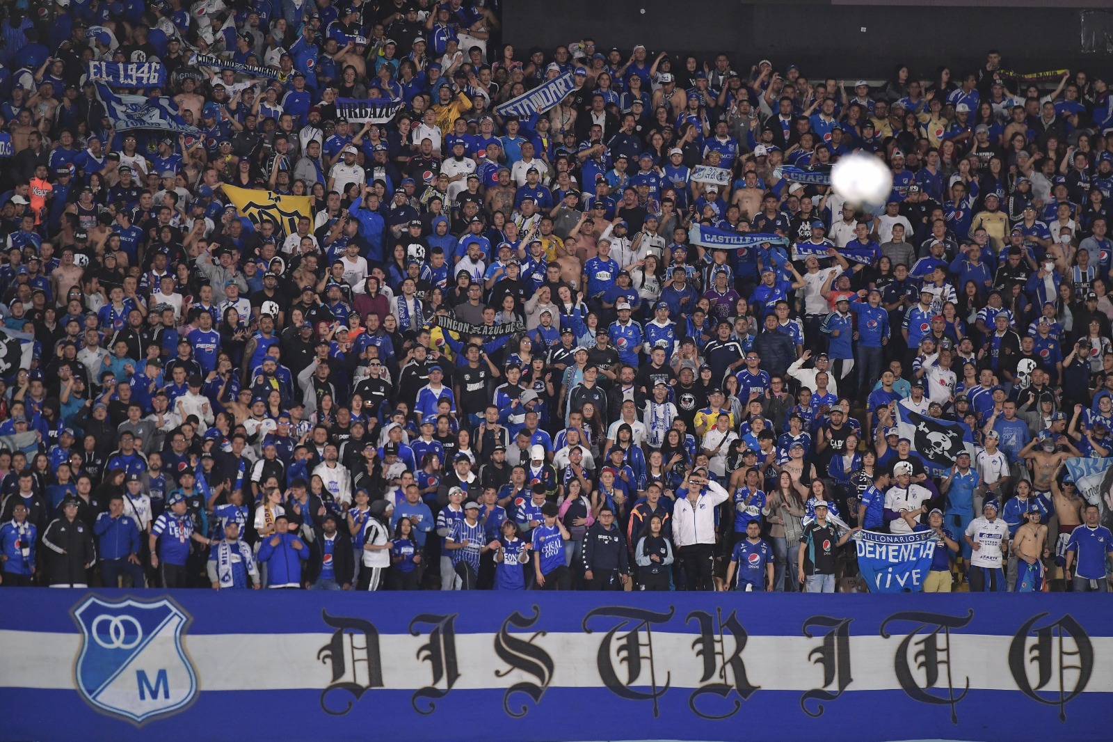 La hinchada de Millonarios volvió a llenar El Campín. Cerca de 30.000 personas apoyaron al equipo albiazul en su duelo ante América Mineiro por la tercera jornada del Grupo F de la Copa Sudamericana.