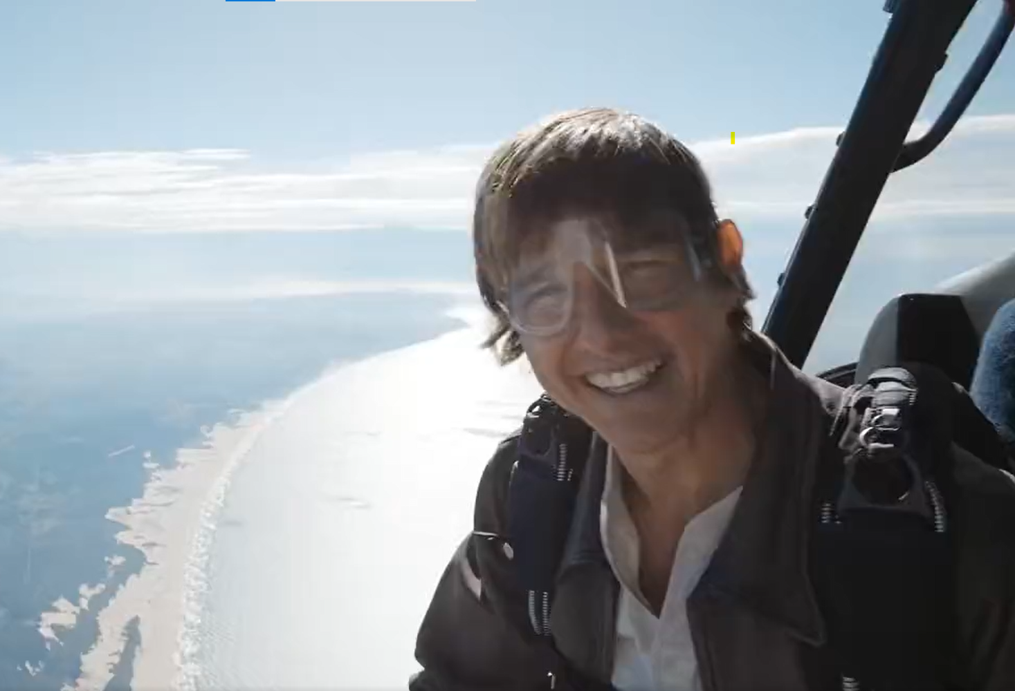 Video: ¿Osado? Tom Cruise saludó a sus fans con un atrevido salto al vacío
