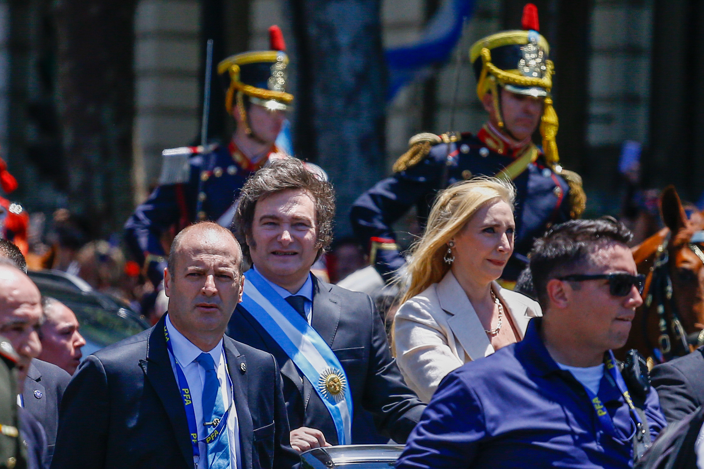 AME3458. BUENOS AIRES (ARGENTINA), 10/12/2023.-  El presidente electo de Argentina Javier Milei realiza un recorrido hasta la Casa Rosada acompañado de su hermana Karina Milei, hoy luego de juramentar como nuevo presidente en el Congreso de la Nación en Buenos Aires (Argentina). El economista libertario Javier Milei juró este domingo "por Dios y por la patria, sobre estos santos evangelios" como nuevo presidente de Argentina en el Congreso de la Nación, en Buenos Aires. Posteriormente, recibió la banda y el bastón presidenciales de manos del mandatario saliente, Alberto Fernández, quien le estrechó la mano y dijo unas breves palabras, tras lo cual salió del recinto. EFE/ Luciano Gonzalez