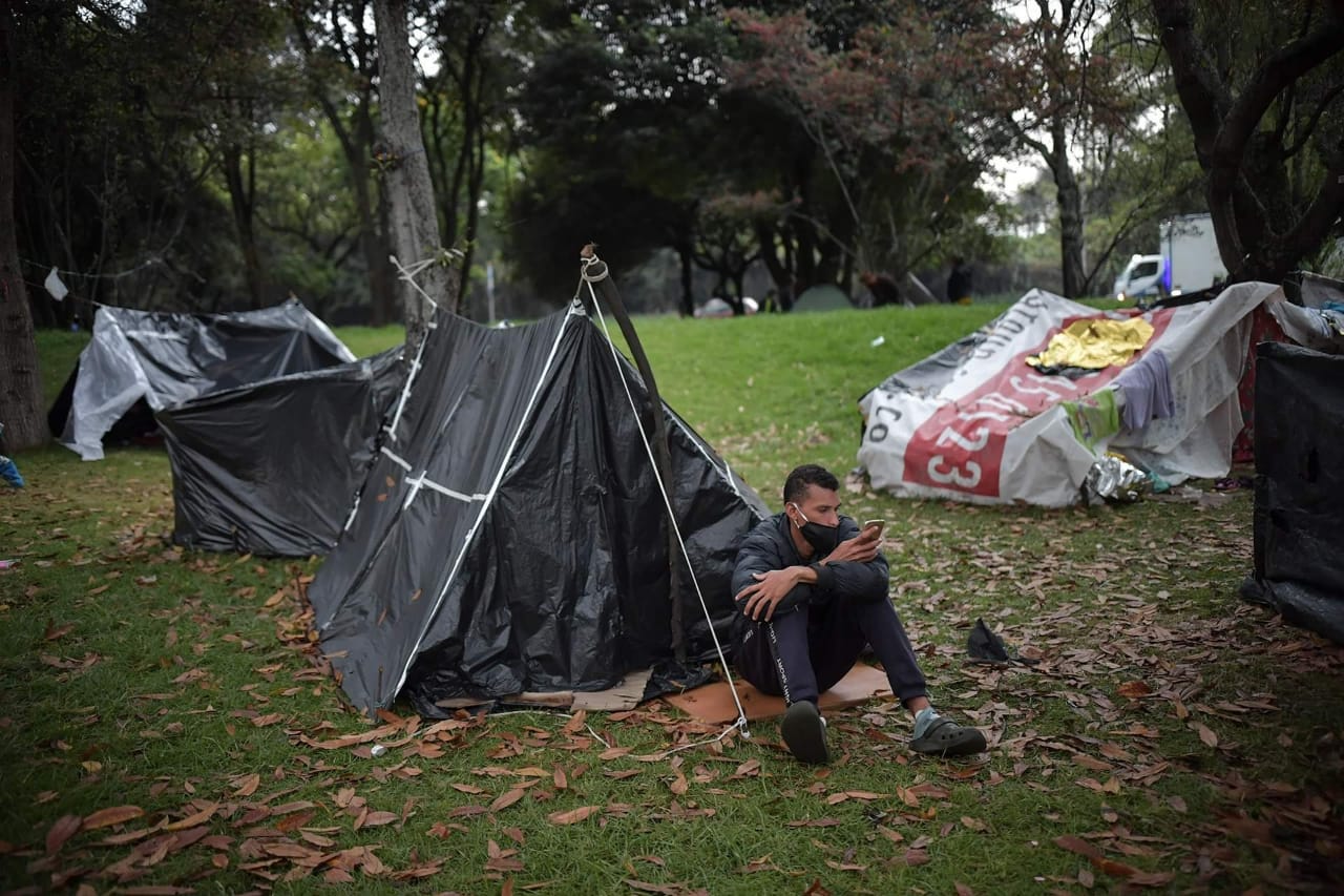 Desde el pasado martes 26 de mayo, cuando fueron retirados del Terminal Norte de Bogotá por el cierre de la frontera en Venezuela, los migrantes construyeron carpas en el separador de la autopista Norte con calle 195, para poder vivir de forma temporal.