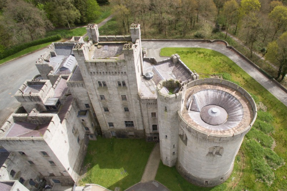 Con lo que valen diez Jaguars, usted podría comprar un castillo de "Game of Thornes"