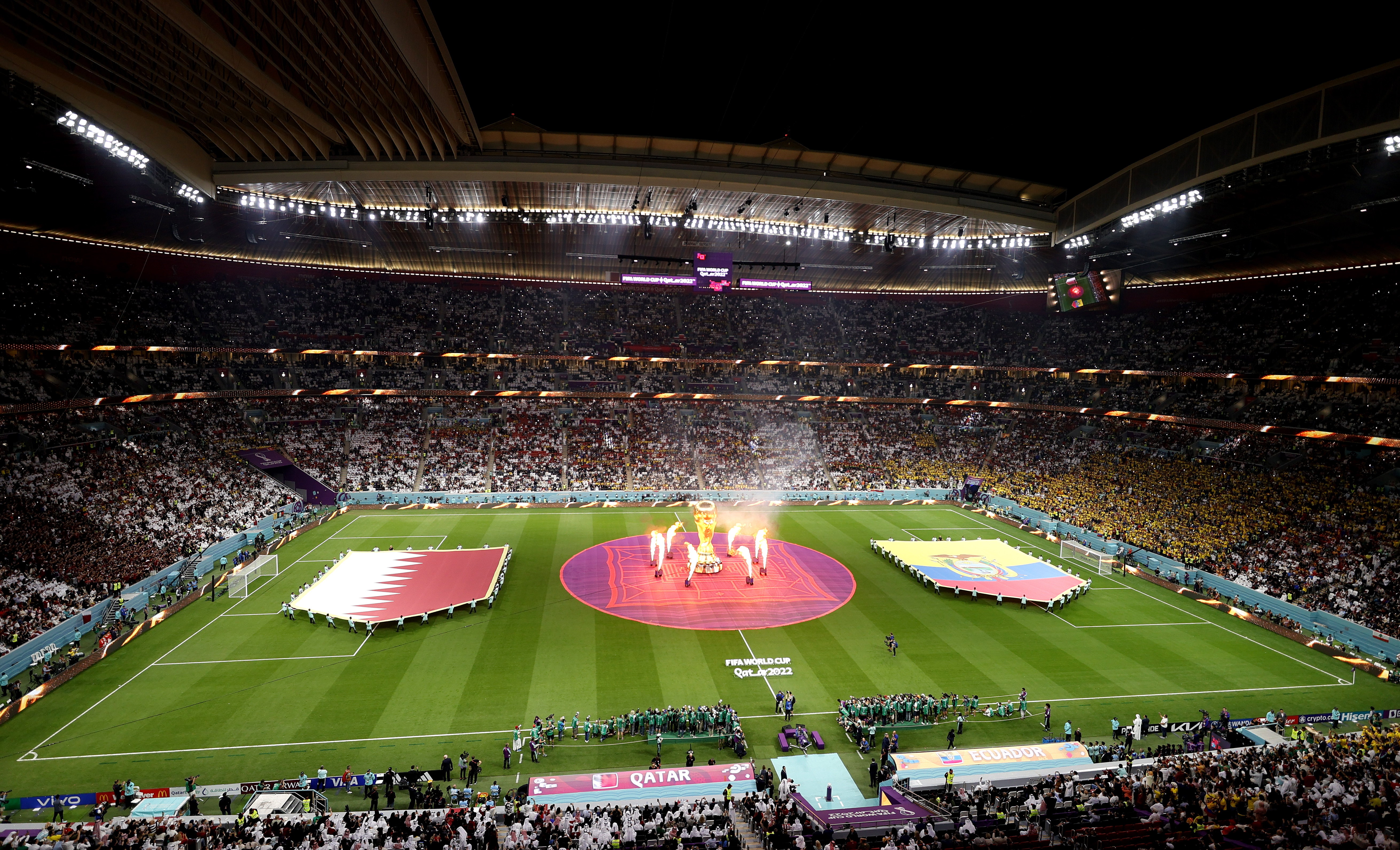 Al Khor (Qatar), 20/11/2022.- The flags of Qatar (L) and Ecuador are brought onto the pitch prior to kick-off of the FIFA World Cup 2022 group A Opening Match between Qatar and Ecuador at Al Bayt Stadium in Al Khor, Qatar, 20 November 2022. (Mundial de Fútbol, Catar) EFE/EPA/Ronald Wittek