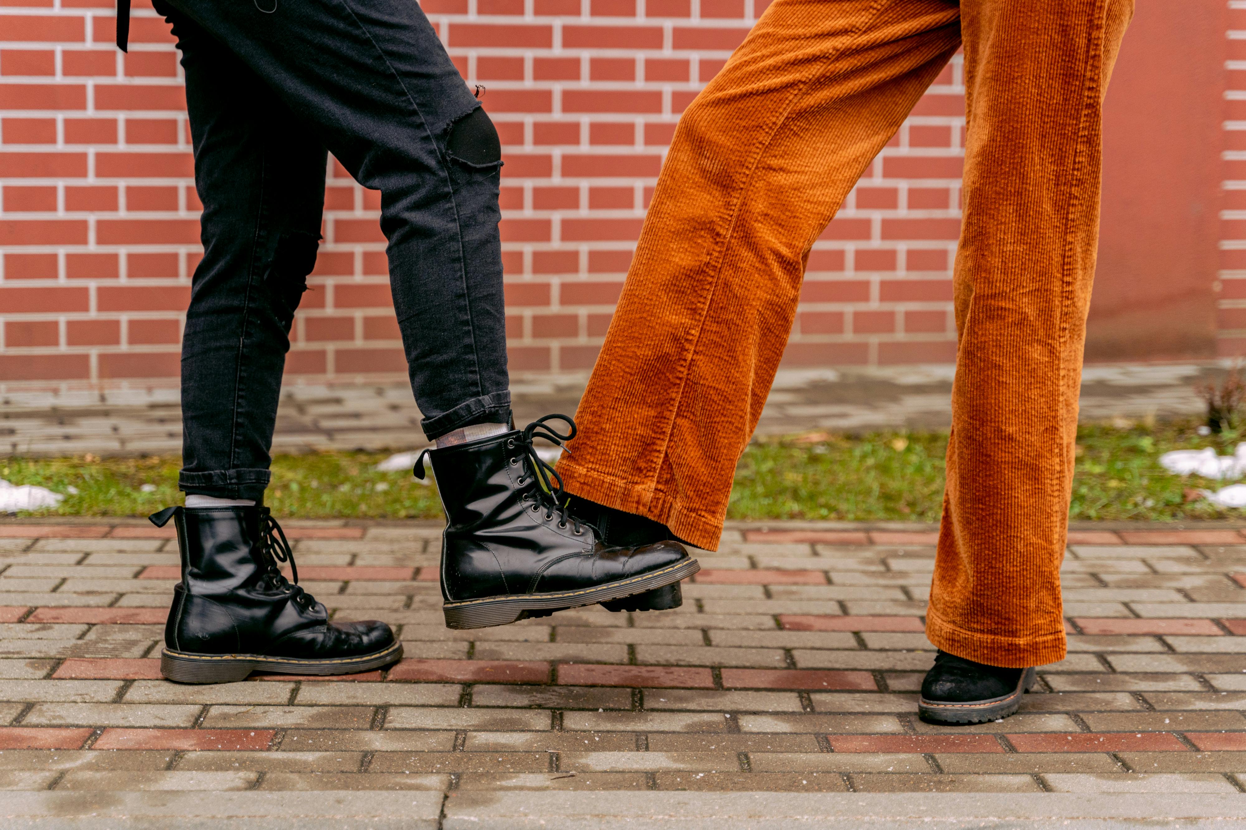 Botas largas para mujer con pantalones negros: 3 ideas con prendas básicas
