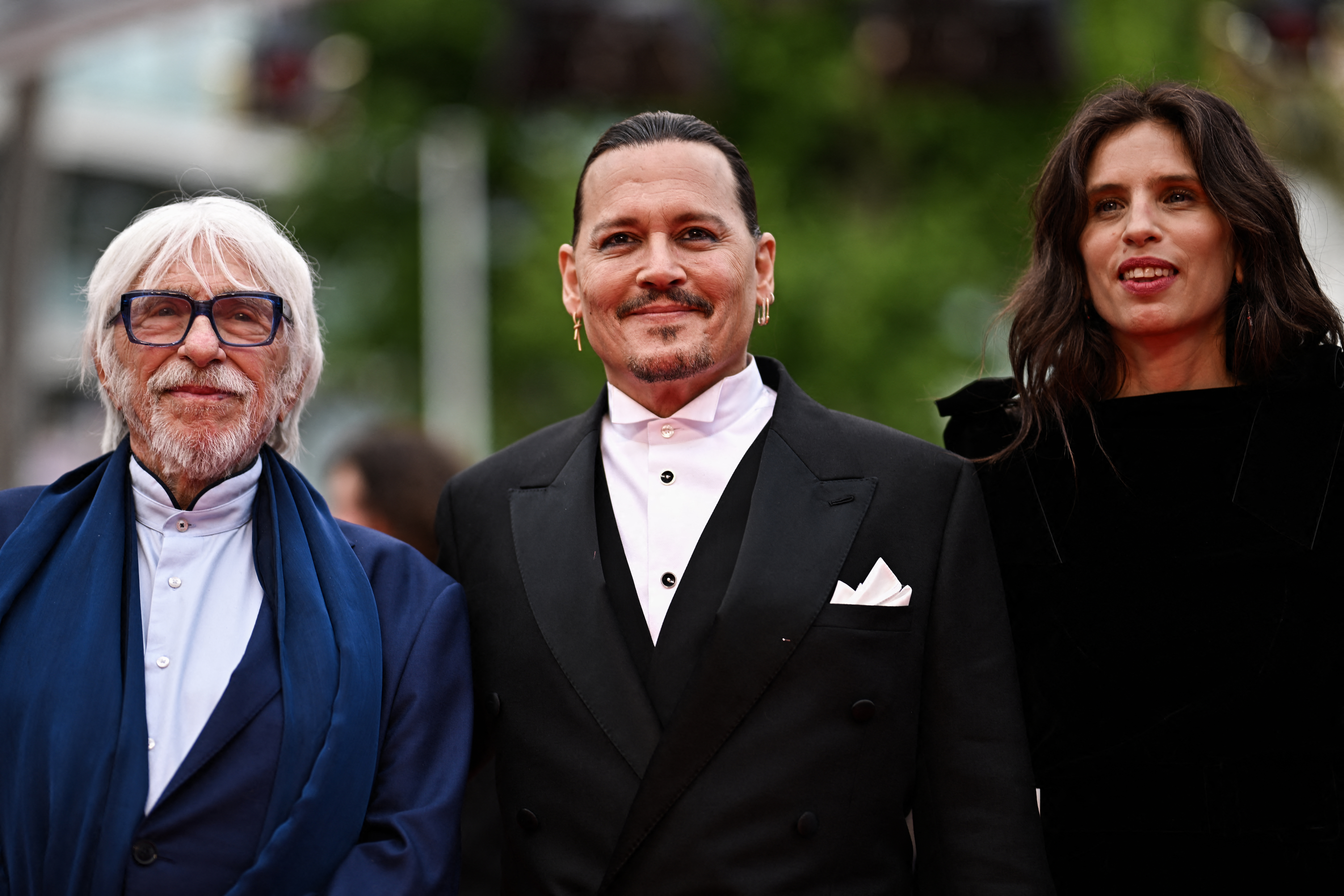 (De izquierda a derecha) El actor francés Pierre Richard, el actor estadounidense Johnny Depp y la directora de la actriz francesa Maiwenn llegan para la ceremonia de apertura y la proyección de la película "Jeanne du Barry" durante la 76ª edición del Festival de Cine de Cannes.