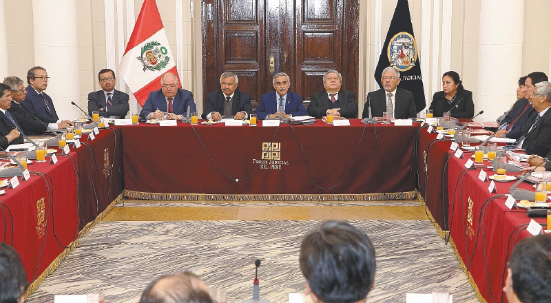 Juez que investigaba el caso de los magistrados corruptos en Perú renunció por corrupción