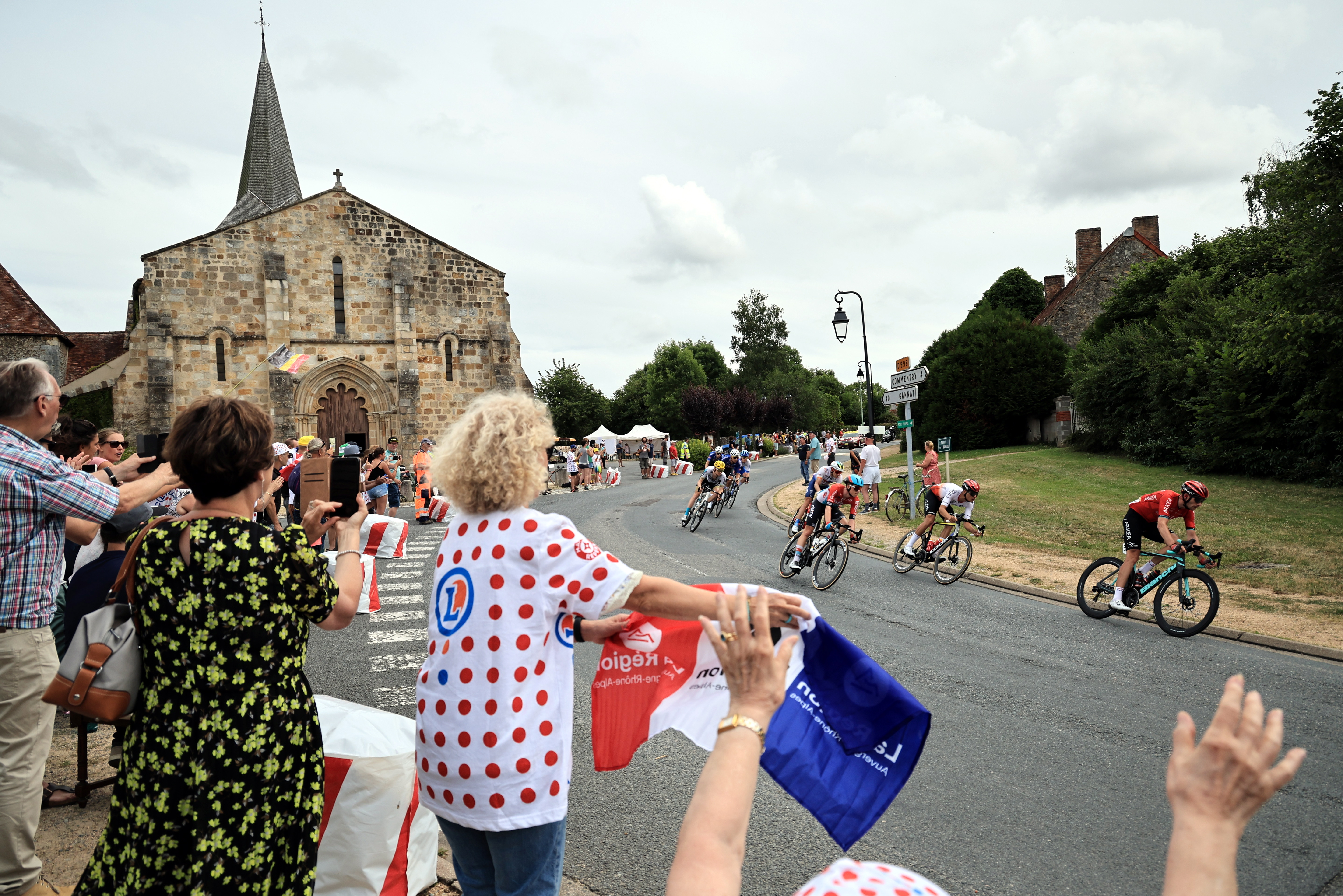 Colombier (France), 12/07/2023.- The peloton passes Colombier during the 11th stage of the Tour de France 2023, a 180 km race from Clermont-Ferrand to Moulins, France, 12 July 2023. (Ciclismo, Francia) EFE/EPA/CHRISTOPHE PETIT TESSON