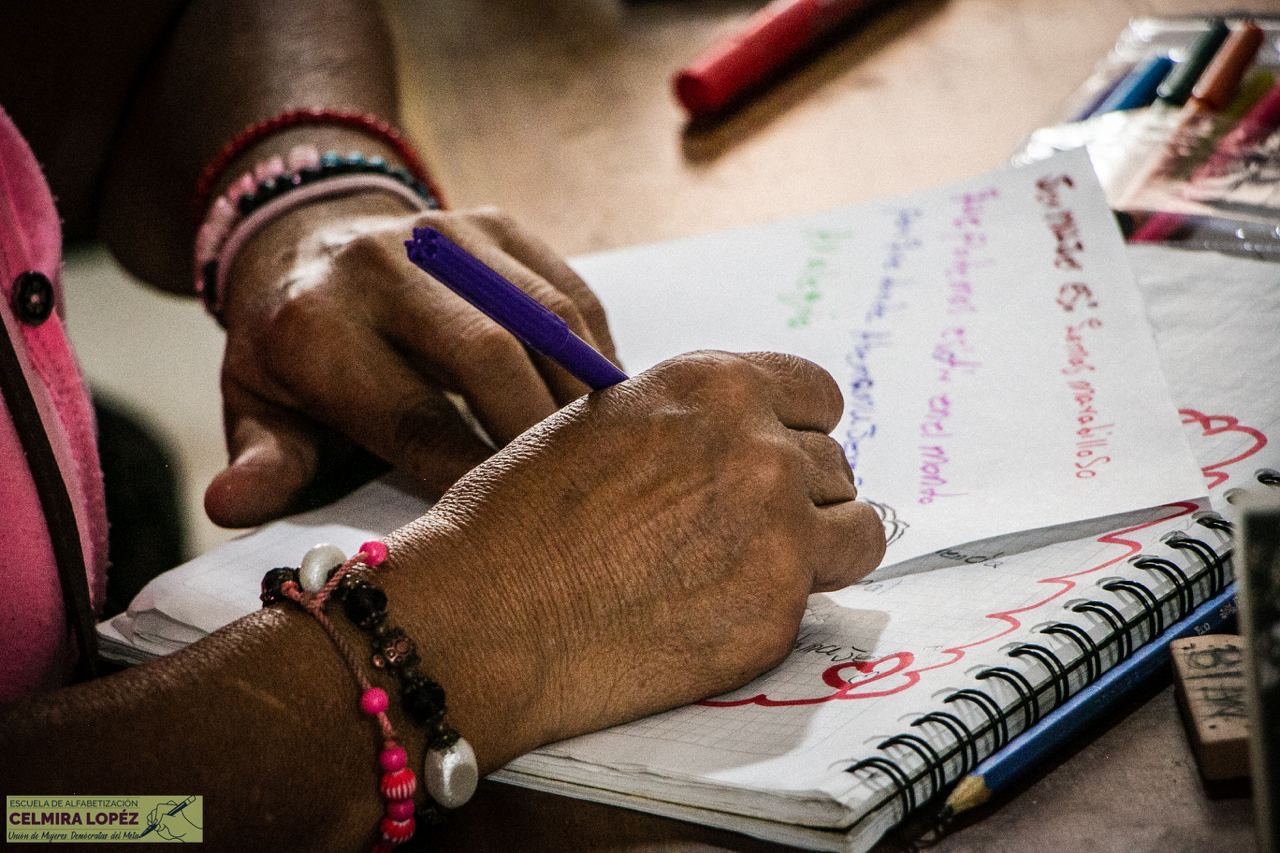 La escuela de alfabetización hoy mantiene activas a 30 mujeres, la mayoría entre los 40 y 60 años, aunque en los últimos tiempos también se han sumado hombres y mujeres jóvenes. / Boris Orjuela Cadena