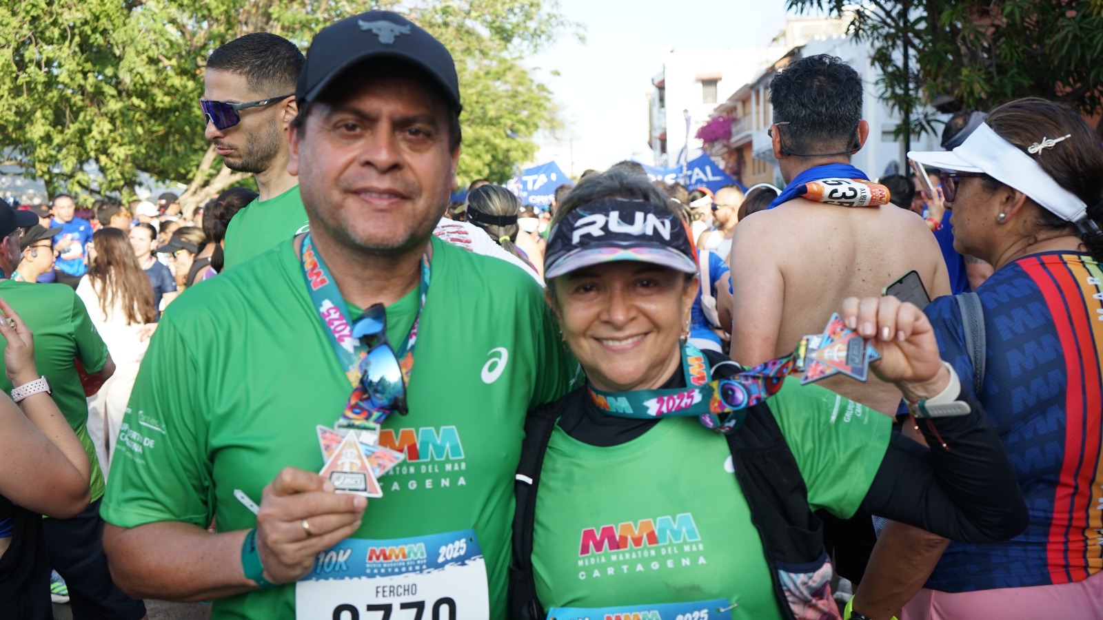 Amparo Herrera tiene 60 vueltas al sol y vino desde Cali a correr la maratón. “Esta es la primera vez, ya he ido a Santa Marta dos veces y en Cali hacemos bastante. Pero Cartagena es maravillosa, fuera de serie. Creo que hice 1.38, para mi este récord es perfecto”.