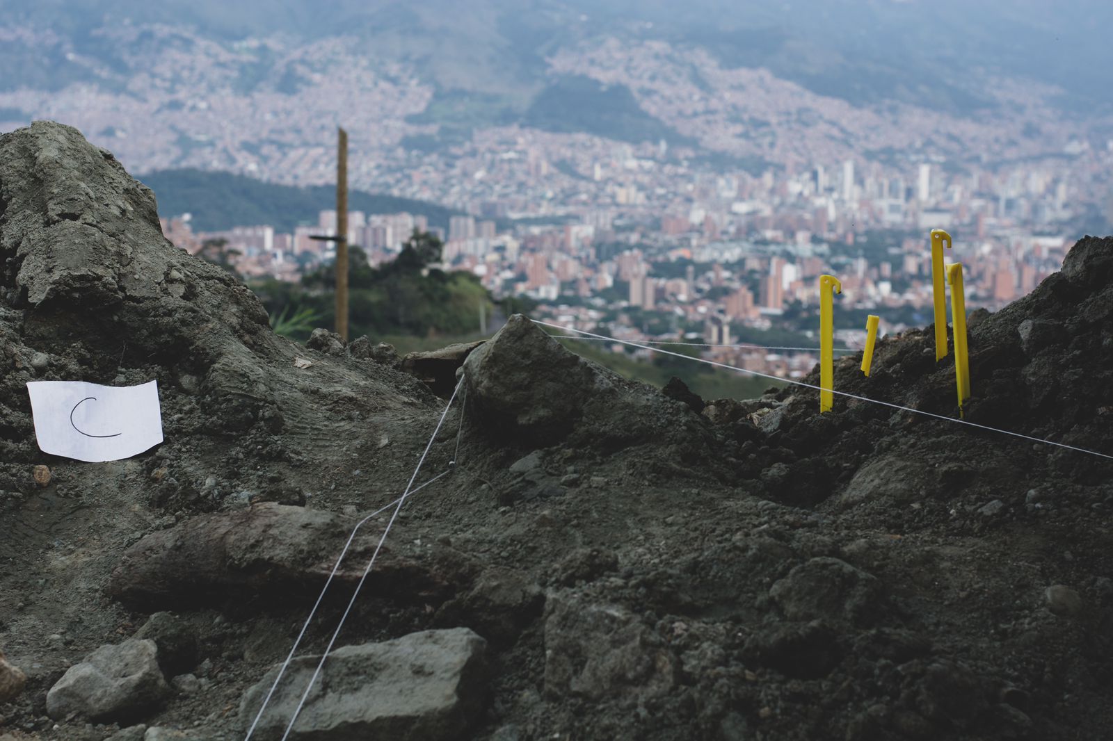 La Escombrera, ubicada al centro-occidente de Medellín, es una montaña que simboliza tanto el horror de la guerra como la esperanza de las familias que buscan a sus desaparecidos.