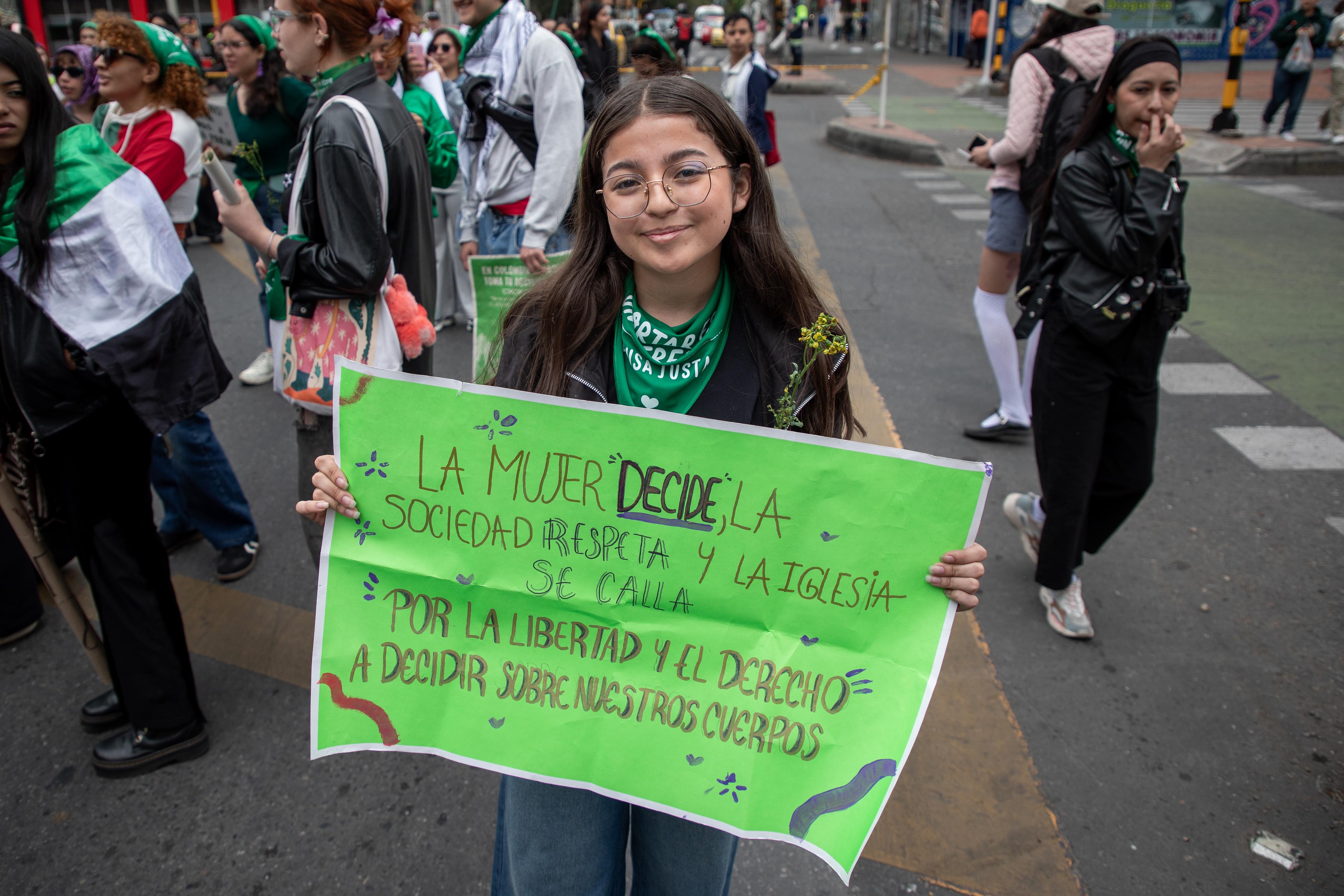 A lo largo de la marcha, los pañuelos verdes recordaron que el acceso al aborto es un derecho reconocido pero aún con obstáculos.