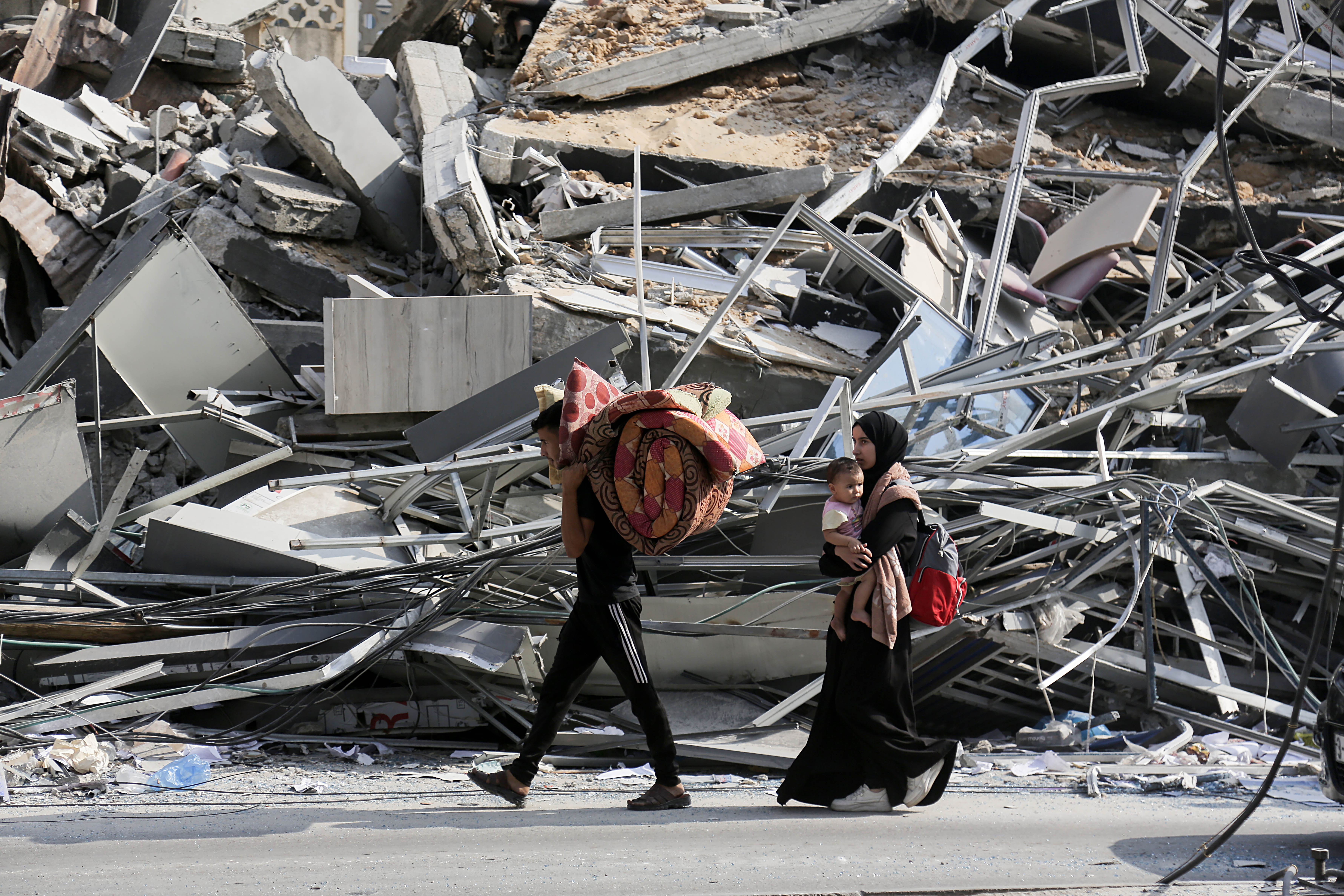 Gaza City (---), 14/10/2023.- Residents of Gaza City have a few belongings gathered as they begin to evacuate following an Israeli warning of increased military operations in the Gaza strip, 14 October 2023. The Israeli Defense Force (IDF) on 13 October had called for the evacuation of all civilians of northern Gaza ahead of an expected ground invasion. EFE/EPA/HAITHAM IMAD