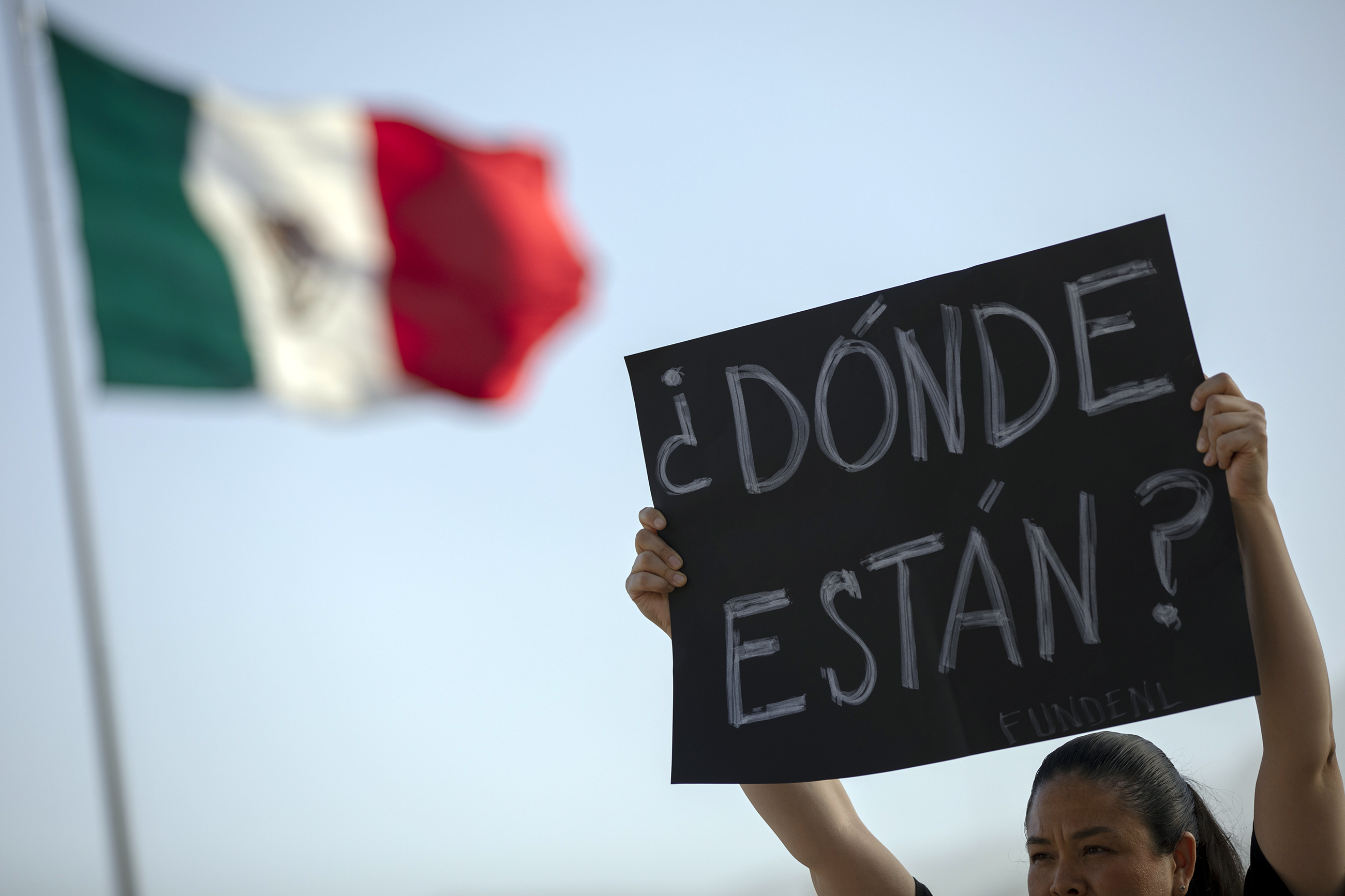MEX6536. MONTERREY (MÉXICO), 15/03/2025.- Una mujer sostiene un cartel durante la protesta ‘Luto Nacional’ este sábado, en la Macroplaza de la ciudad de Monterrey en Nuevo León (México). La reciente revelación de un presunto campo de exterminio y fosas del Cártel Jalisco Nueva Generación (CJNG) en un rancho en Teuchitlán, en el estado de Jalisco (oeste de México) donde se encontraron al menos 400 pares de zapatos vacíos y restos humanos, ha desatado una oleada de indignación y movilizaciones en todo México. EFE/ Antonio Ojeda.