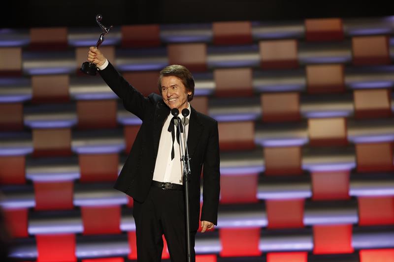 Raphael recogió el Premio Platino de Honor.EFE