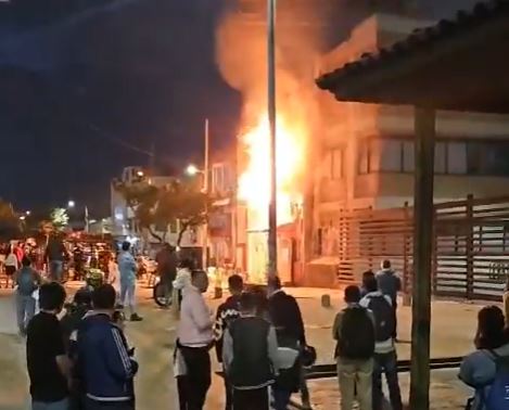 Alerta en Bosa por grave incendio en fábrica de extintores