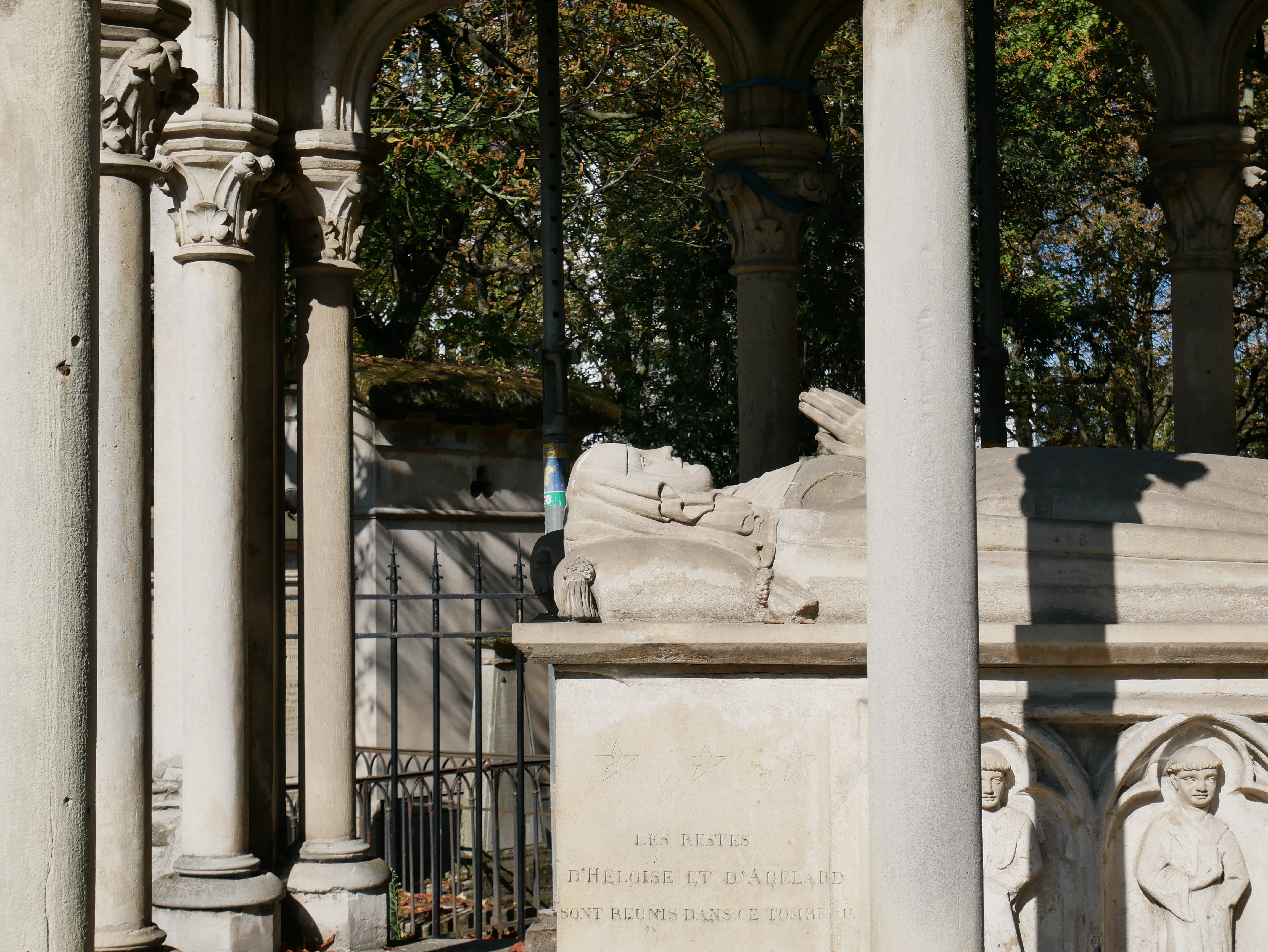 La tumba de Abelardo y Eloisa, en París, Francia: Lo bueno de ir a París es que casi cualquier lugar se presta para el asunto del beso. Un buen sitio por el que se puede empezar es la famosa tumba de Abelardo y Eloisa, ejemplo literario de amor prohibido que puede dar paso a un recorrido por las catacumbas de París y finalizar con una visita nocturna a la "Ciudad de la Luz". Y si todo esto le suena muy lúgubre, mejor acérquese al "muro del je t’aime", en Montmartre, y a los muelles del Sena con el famoso Pont des Arts.